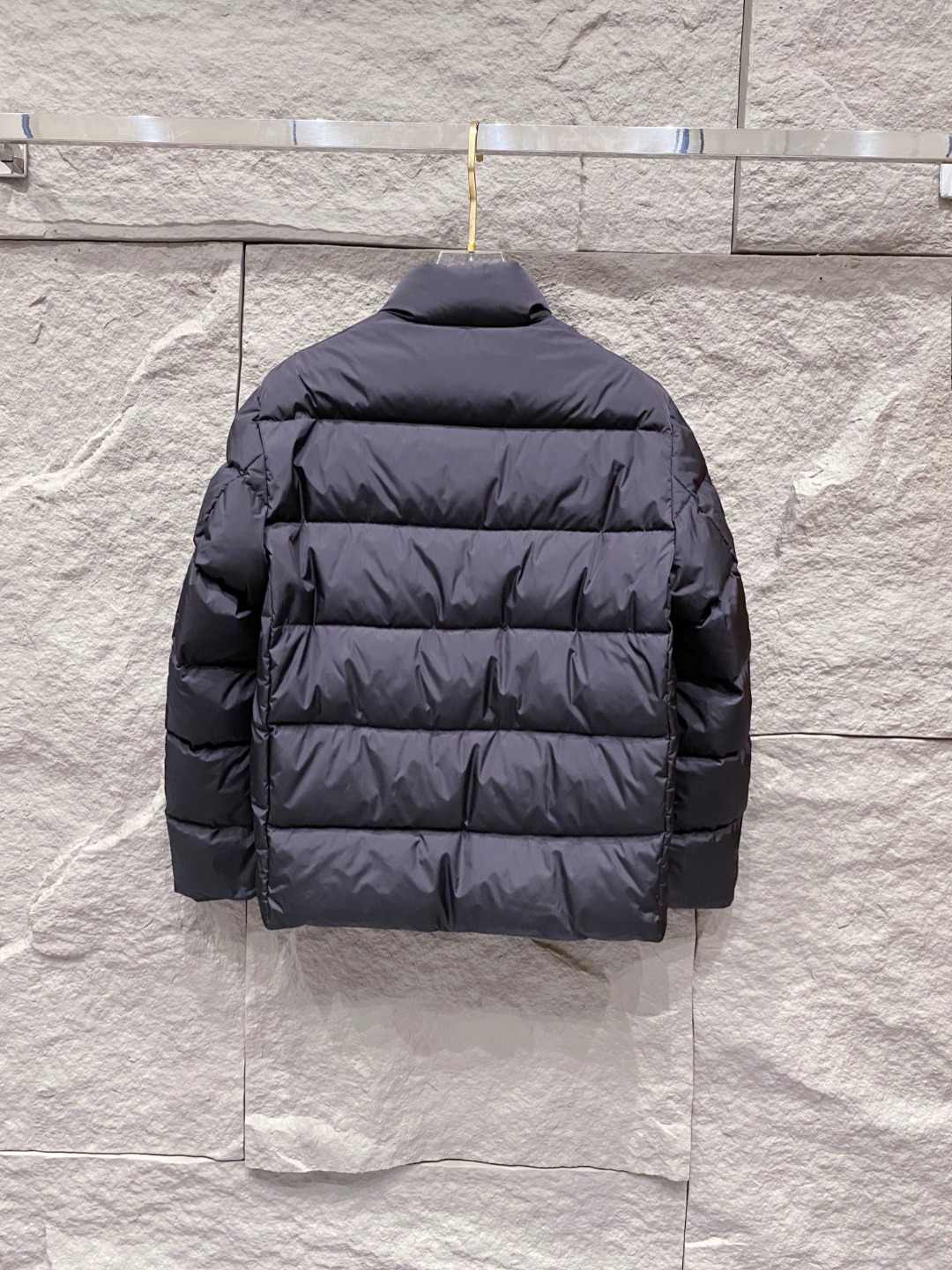 Prada 普拉达2025秋冬专柜同步新品发布，最新款羽绒服出货，全部原版购入，今年最新色，无论面料和辅