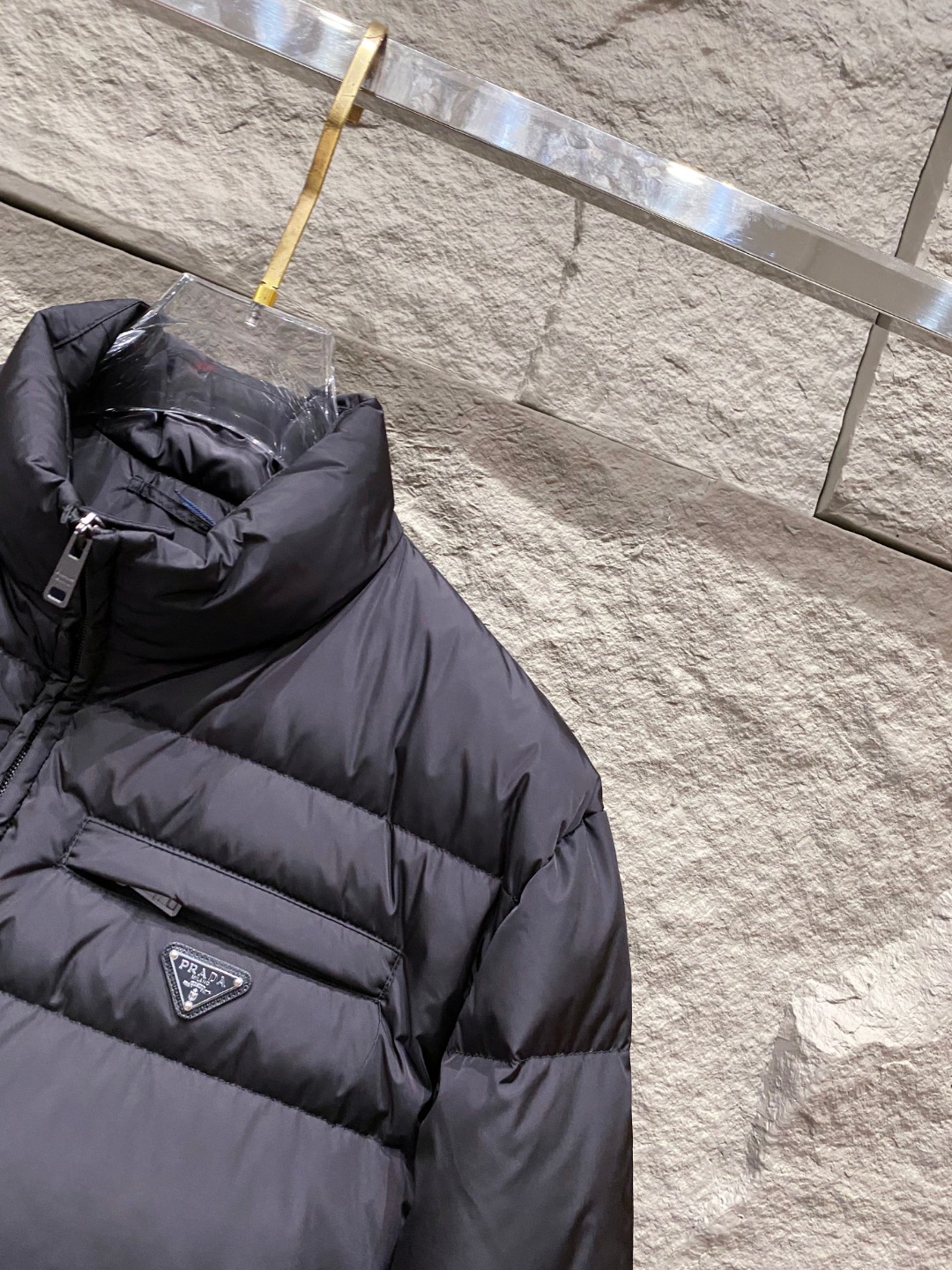 Prada 普拉达2025秋冬专柜同步新品发布，最新款羽绒服出货，全部原版购入，今年最新色，无论面料和辅