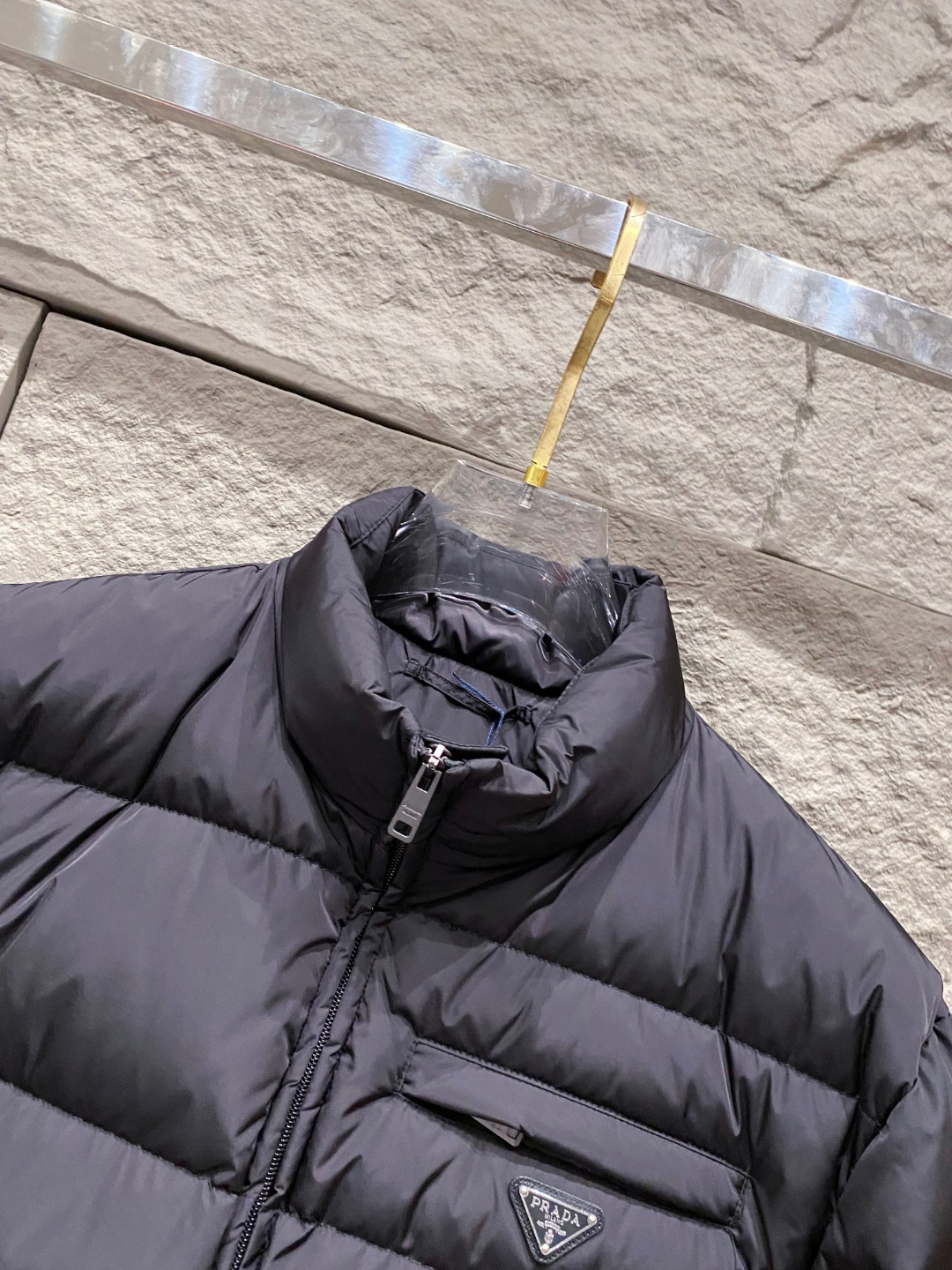 Prada 普拉达2025秋冬专柜同步新品发布，最新款羽绒服出货，全部原版购入，今年最新色，无论面料和辅