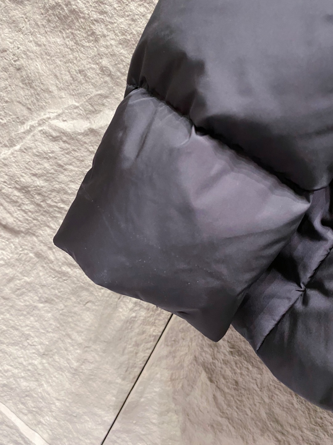 Prada 普拉达2025秋冬专柜同步新品发布，最新款羽绒服出货，全部原版购入，今年最新色，无论面料和辅