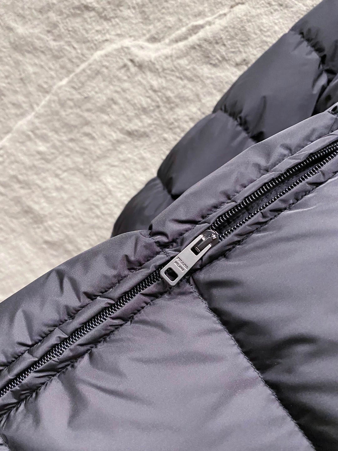 Prada 普拉达2025秋冬专柜同步新品发布，最新款羽绒服出货，全部原版购入，今年最新色，无论面料和辅