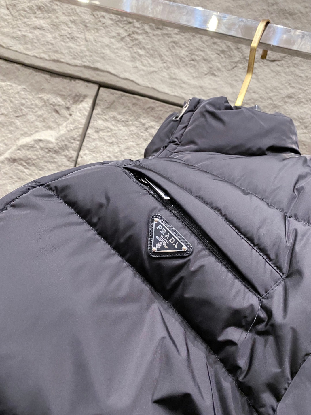 Prada 普拉达2025秋冬专柜同步新品发布，最新款羽绒服出货，全部原版购入，今年最新色，无论面料和辅