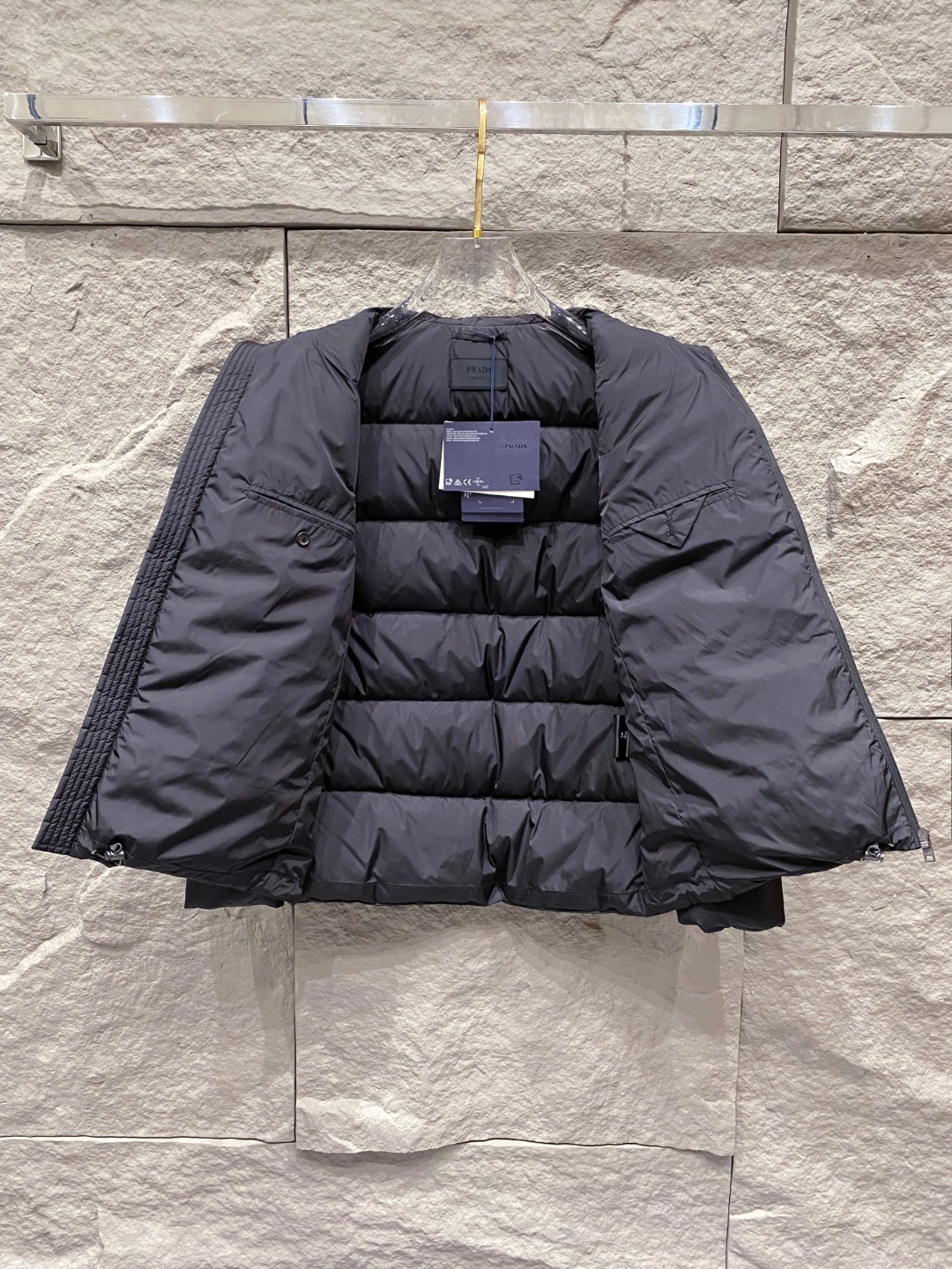 Prada 普拉达2025秋冬专柜同步新品发布，最新款羽绒服出货，全部原版购入，今年最新色，无论面料和辅