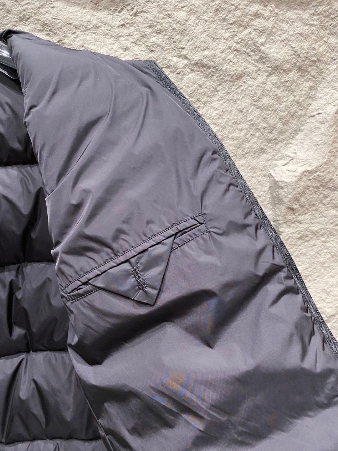 Prada 普拉达2025秋冬专柜同步新品发布，最新款羽绒服出货，全部原版购入，今年最新色，无论面料和辅