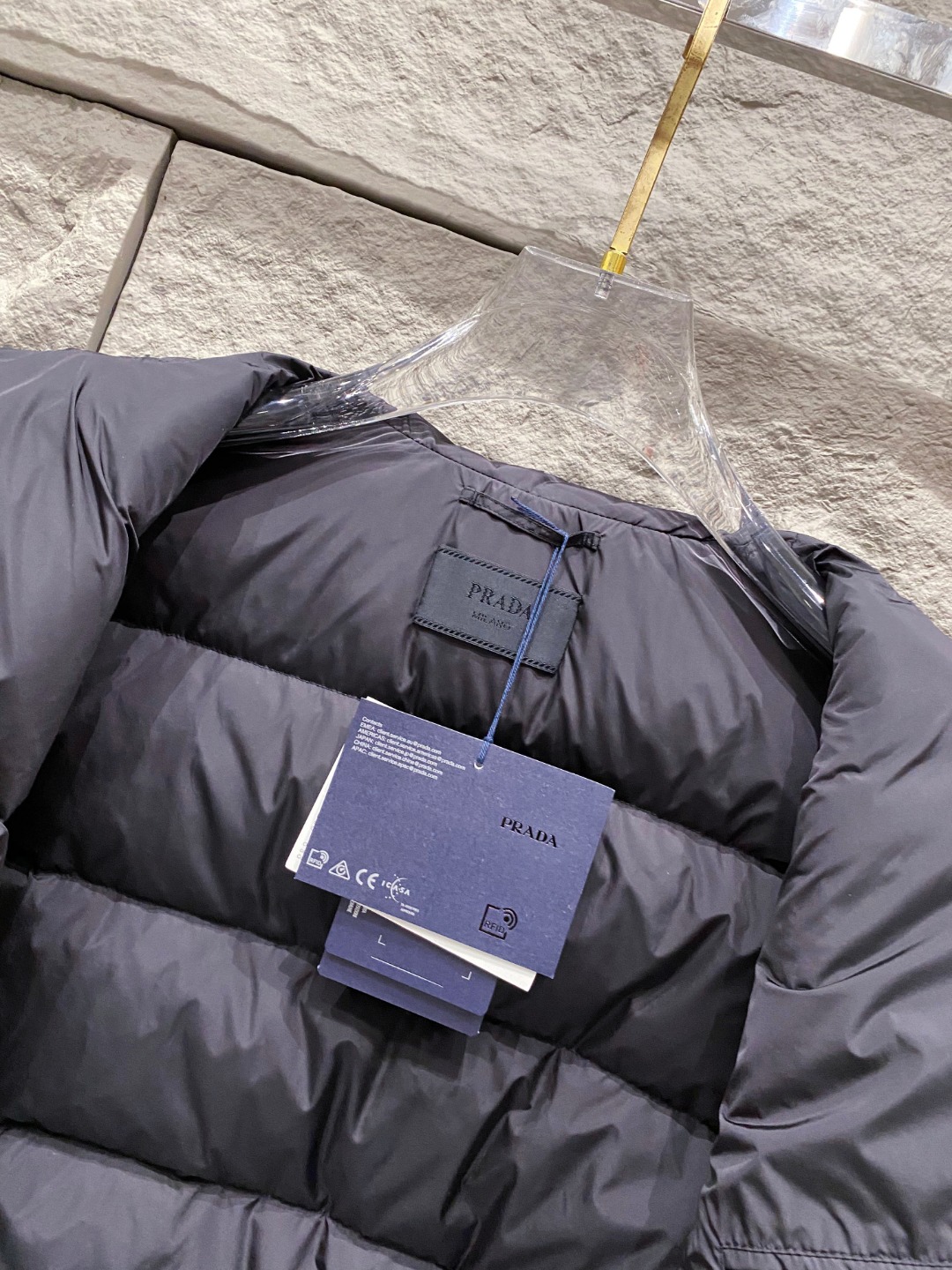 Prada 普拉达2025秋冬专柜同步新品发布，最新款羽绒服出货，全部原版购入，今年最新色，无论面料和辅