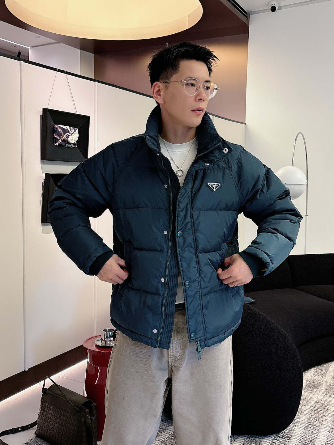 Prada&普拉达FW2025秋冬新款羽绒服。柜子在售款，一件难求。采用定制防风防雨面料，抗皱立挺有型，