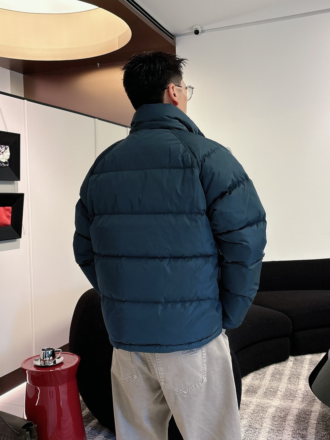 Prada&普拉达FW2025秋冬新款羽绒服。柜子在售款，一件难求。采用定制防风防雨面料，抗皱立挺有型，