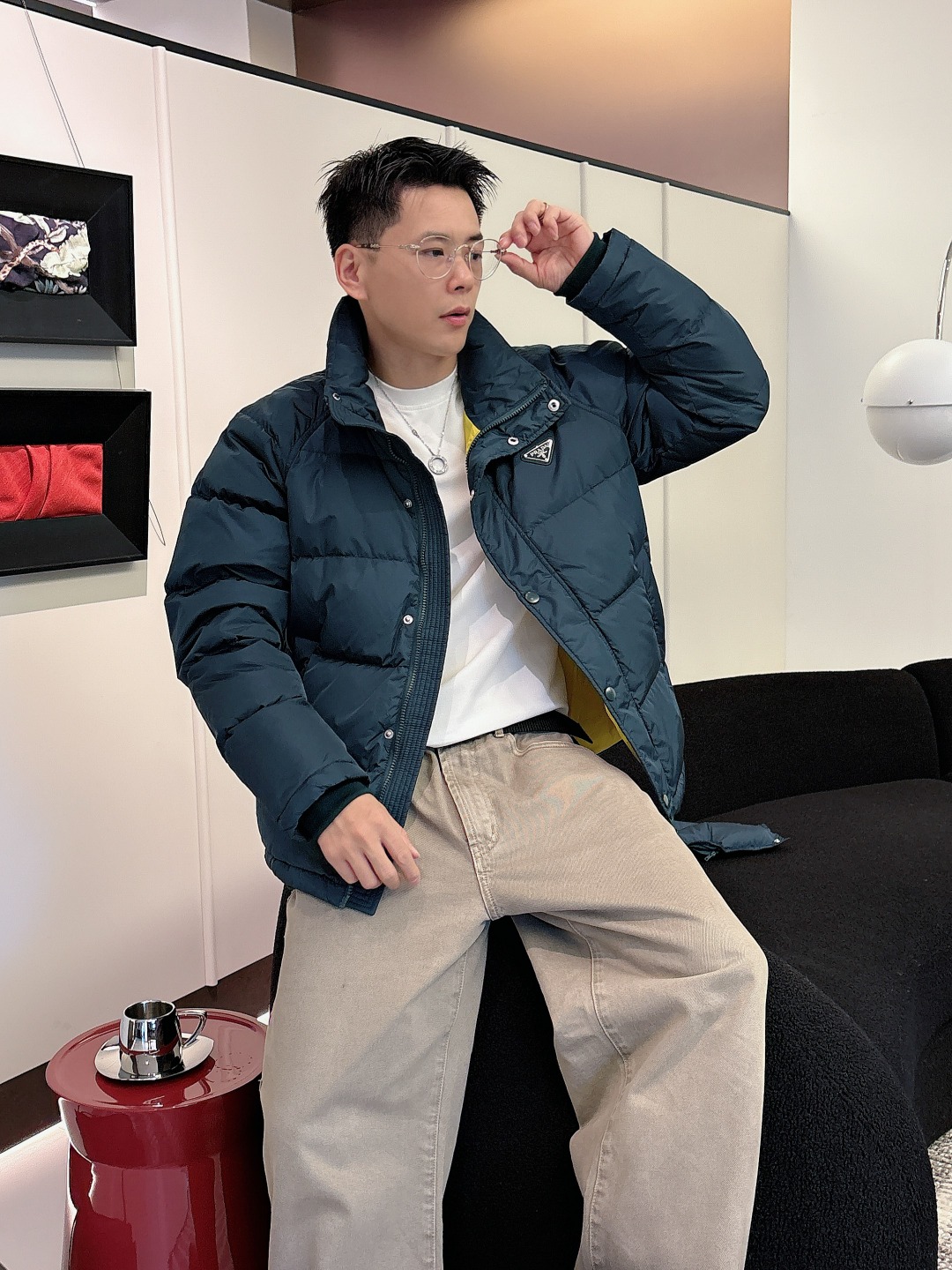 Prada&普拉达FW2025秋冬新款羽绒服。柜子在售款，一件难求。采用定制防风防雨面料，抗皱立挺有型，