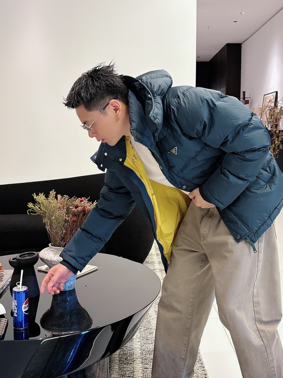 Prada&普拉达FW2025秋冬新款羽绒服。柜子在售款，一件难求。采用定制防风防雨面料，抗皱立挺有型，