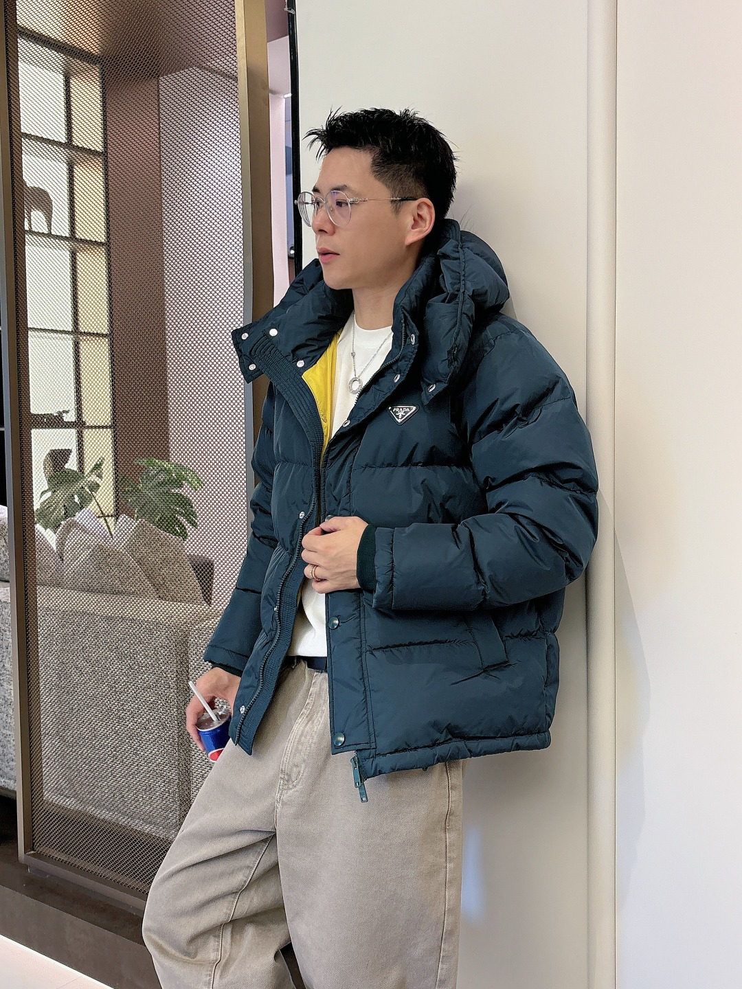 Prada&普拉达FW2025秋冬新款羽绒服。柜子在售款，一件难求。采用定制防风防雨面料，抗皱立挺有型，