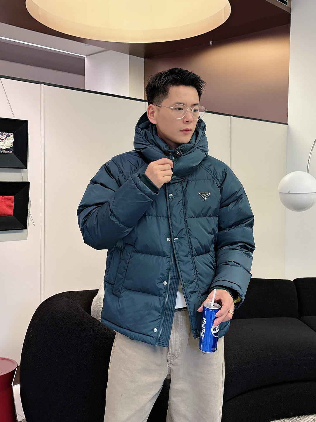 Prada&普拉达FW2025秋冬新款羽绒服。柜子在售款，一件难求。采用定制防风防雨面料，抗皱立挺有型，