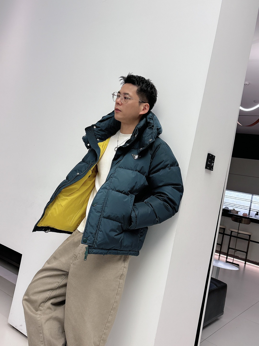 Prada&普拉达FW2025秋冬新款羽绒服。柜子在售款，一件难求。采用定制防风防雨面料，抗皱立挺有型，