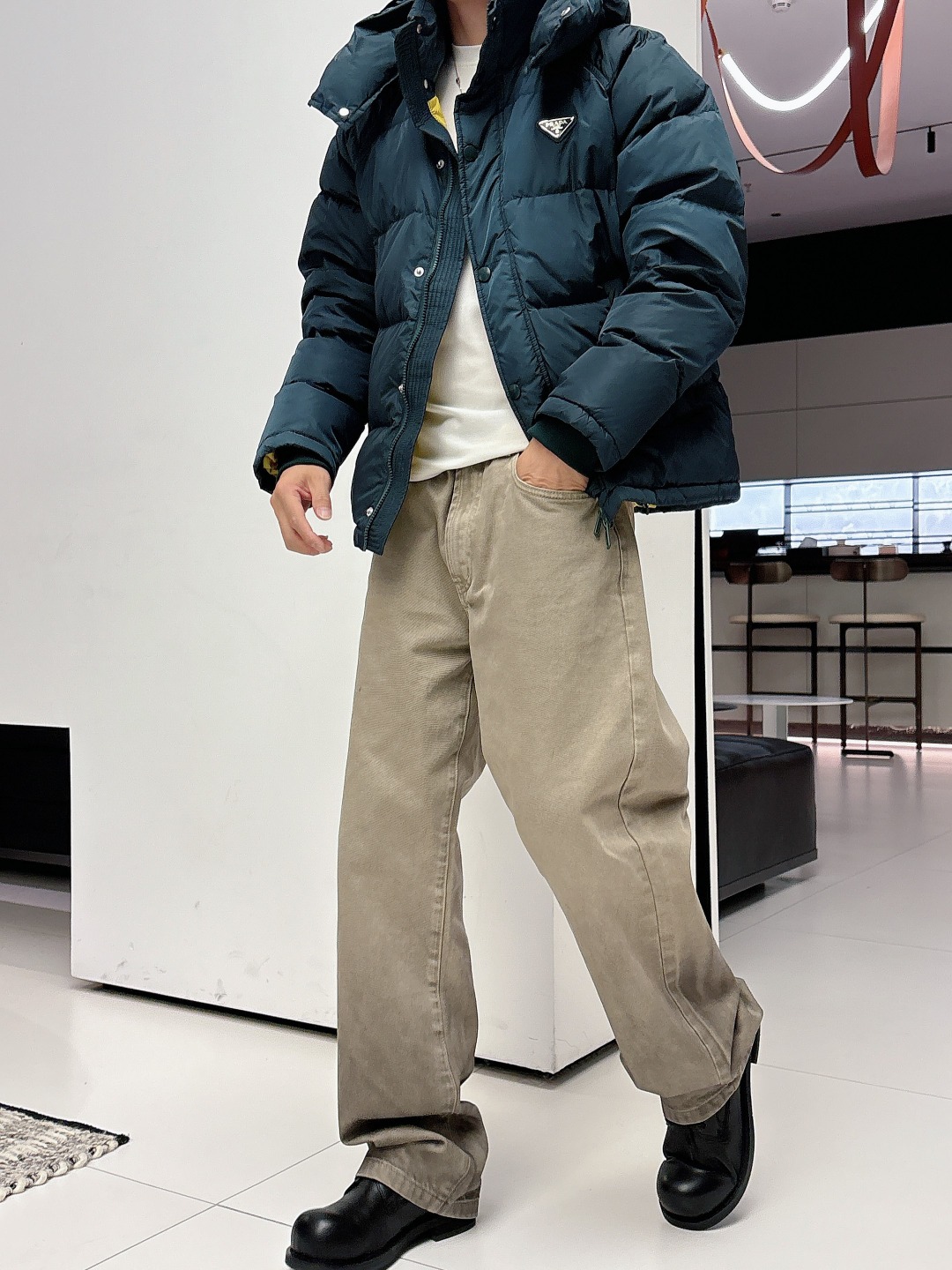 Prada&普拉达FW2025秋冬新款羽绒服。柜子在售款，一件难求。采用定制防风防雨面料，抗皱立挺有型，