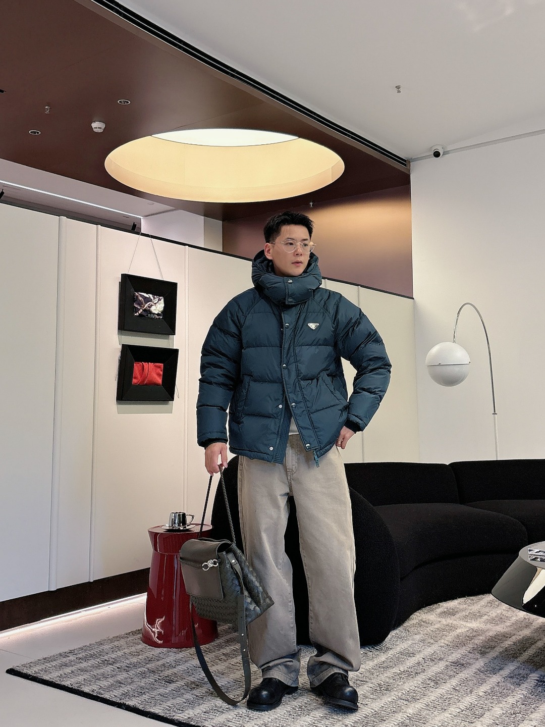 Prada&普拉达FW2025秋冬新款羽绒服。柜子在售款，一件难求。采用定制防风防雨面料，抗皱立挺有型，