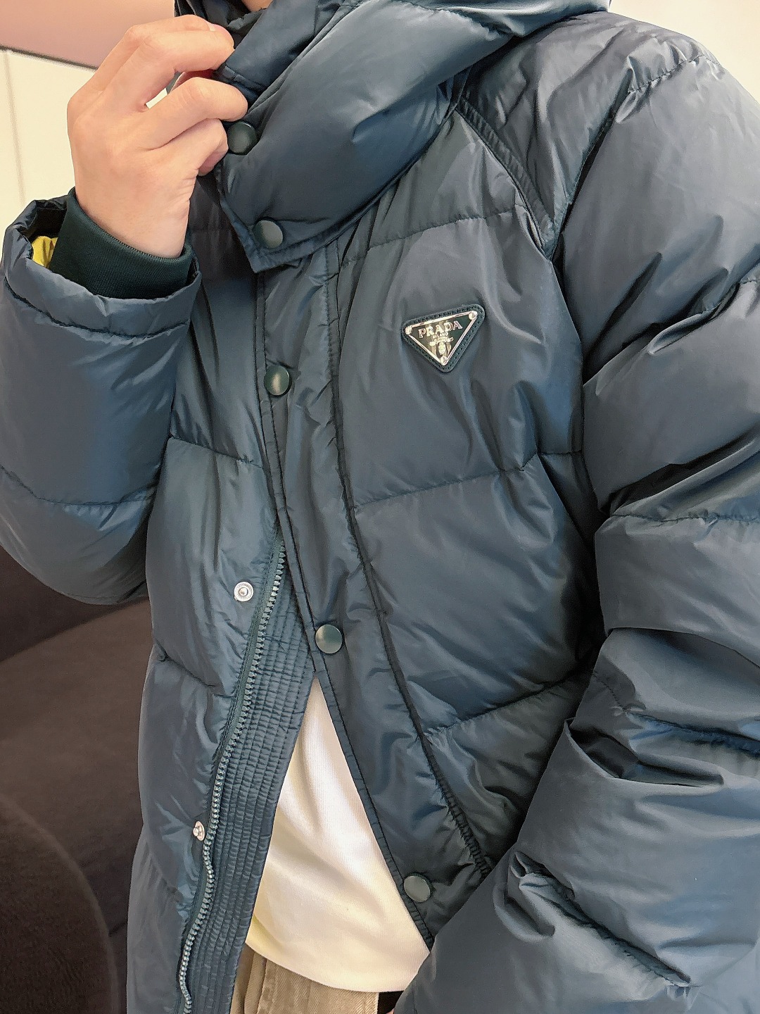 Prada&普拉达FW2025秋冬新款羽绒服。柜子在售款，一件难求。采用定制防风防雨面料，抗皱立挺有型，