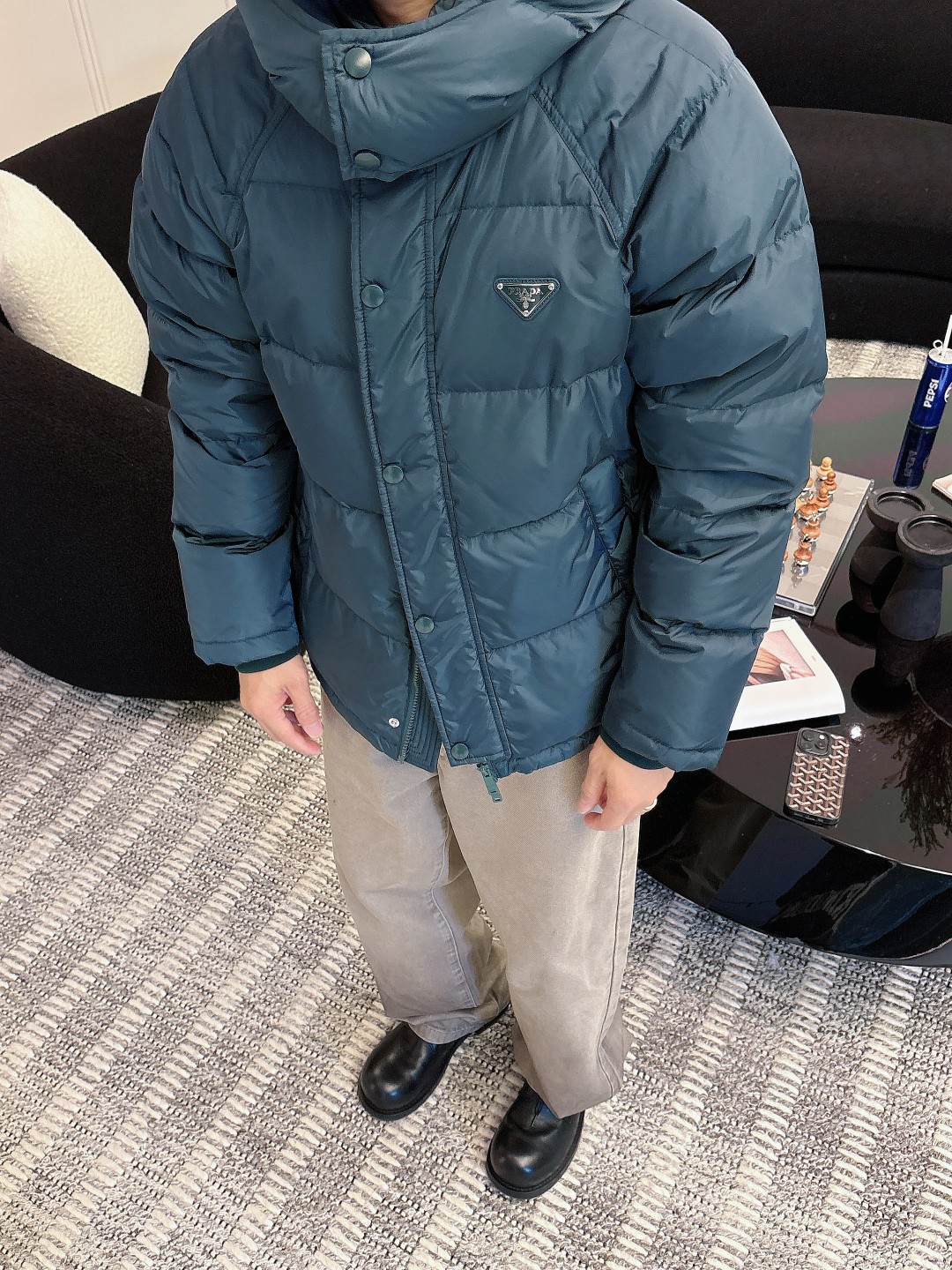 Prada&普拉达FW2025秋冬新款羽绒服。柜子在售款，一件难求。采用定制防风防雨面料，抗皱立挺有型，