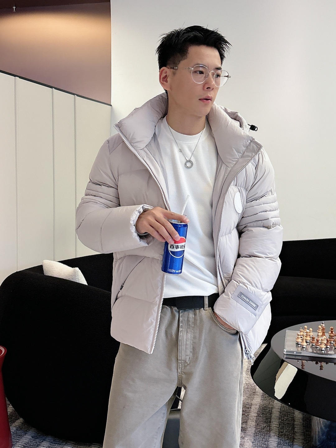 Canada Goose(加拿大鹅) FW2025新款羽绒服。连帽设计，男女同款，时尚感满满。采用定制面