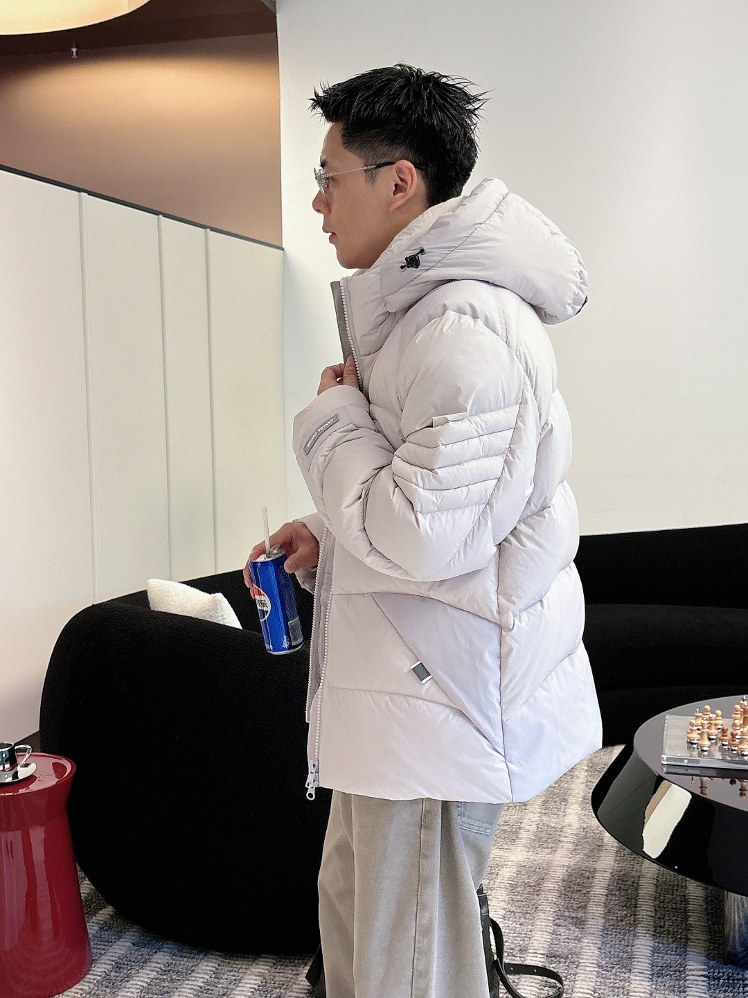 Canada Goose(加拿大鹅) FW2025新款羽绒服。连帽设计，男女同款，时尚感满满。采用定制面