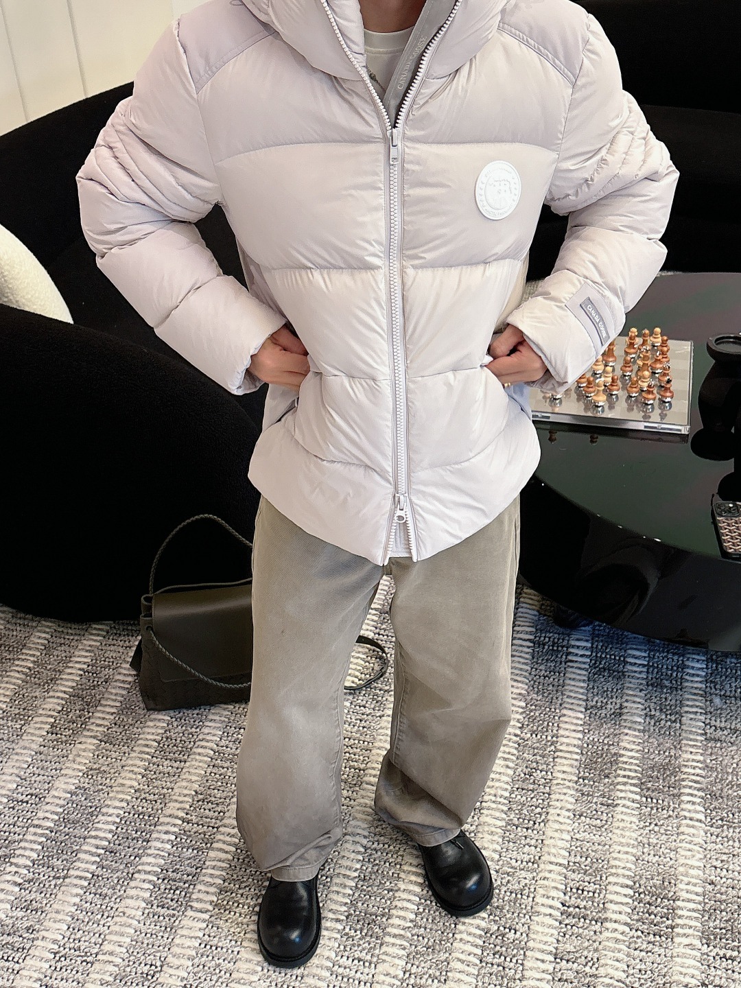 Canada Goose(加拿大鹅) FW2025新款羽绒服。连帽设计，男女同款，时尚感满满。采用定制面