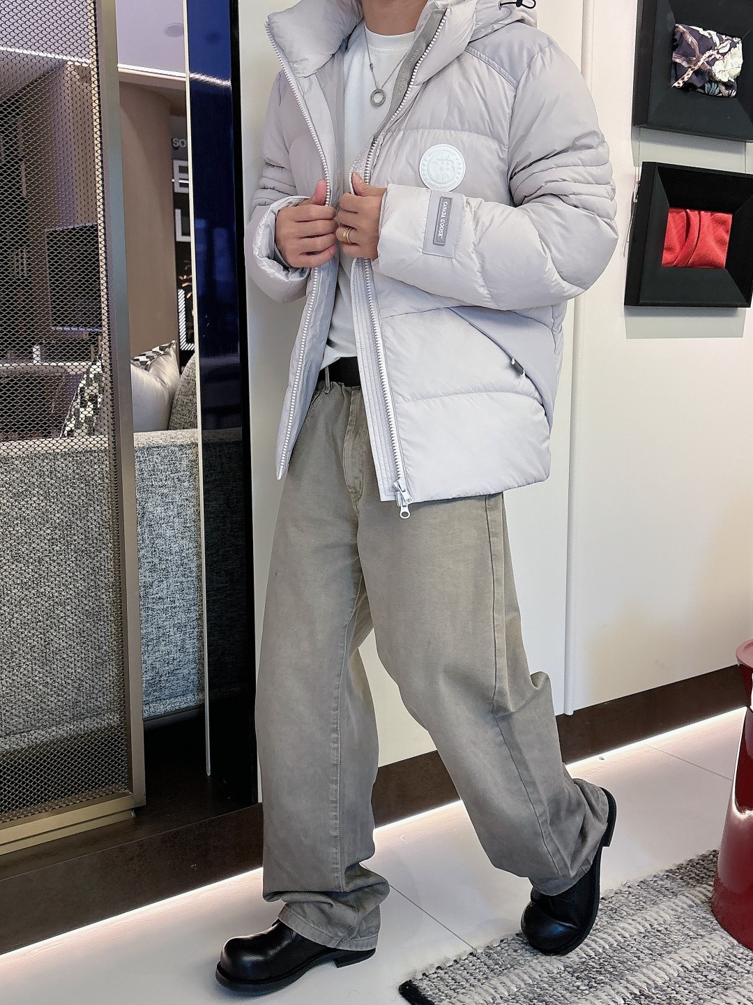 Canada Goose(加拿大鹅) FW2025新款羽绒服。连帽设计，男女同款，时尚感满满。采用定制面