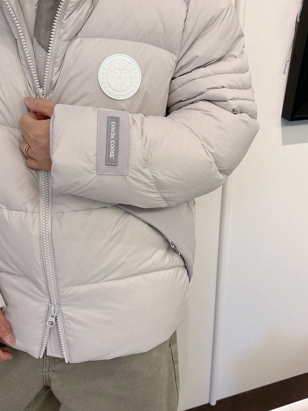 Canada Goose(加拿大鹅) FW2025新款羽绒服。连帽设计，男女同款，时尚感满满。采用定制面