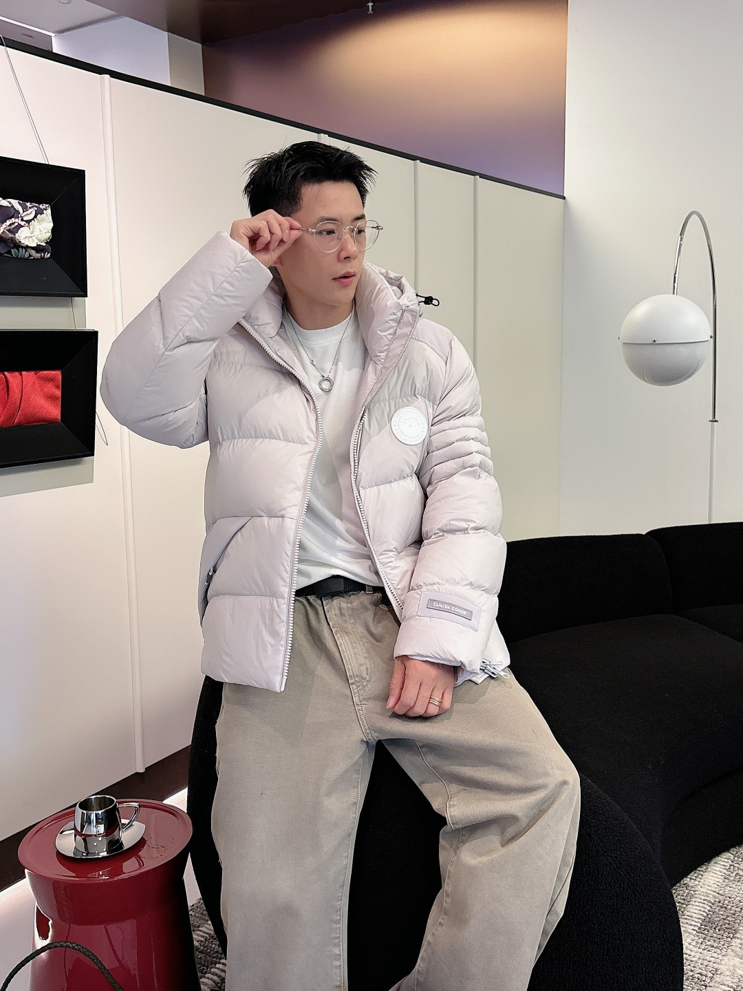 Canada Goose(加拿大鹅) FW2025新款羽绒服。连帽设计，男女同款，时尚感满满。采用定制面