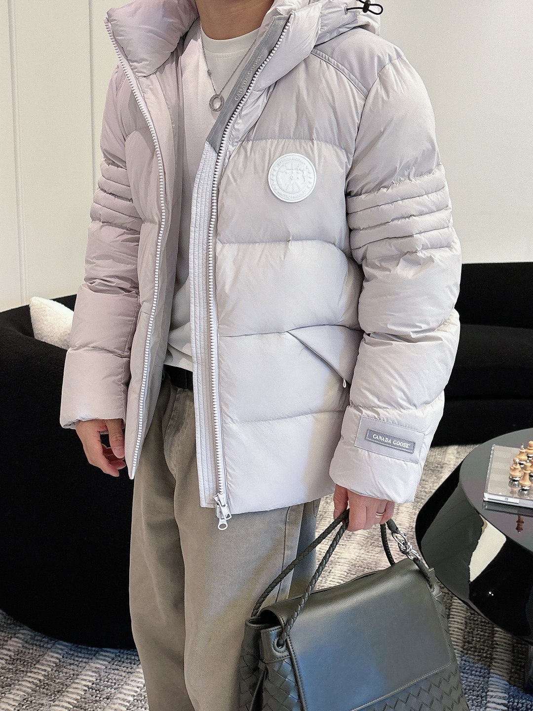 Canada Goose(加拿大鹅) FW2025新款羽绒服。连帽设计，男女同款，时尚感满满。采用定制面