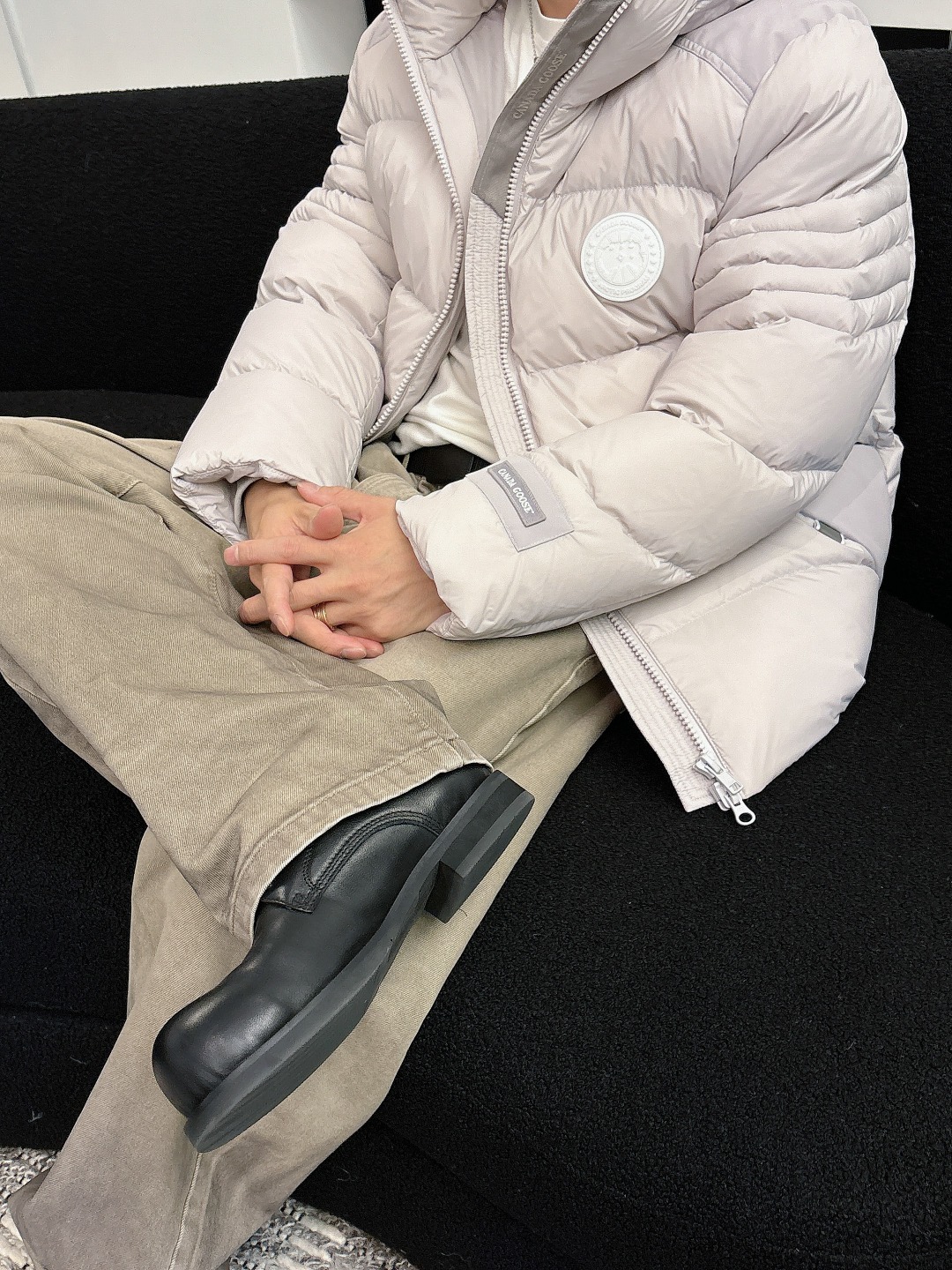 Canada Goose(加拿大鹅) FW2025新款羽绒服。连帽设计，男女同款，时尚感满满。采用定制面