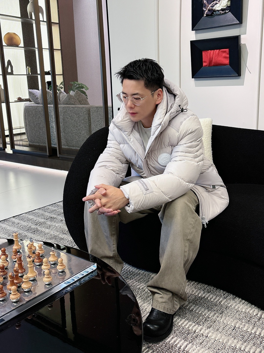 Canada Goose(加拿大鹅) FW2025新款羽绒服。连帽设计，男女同款，时尚感满满。采用定制面