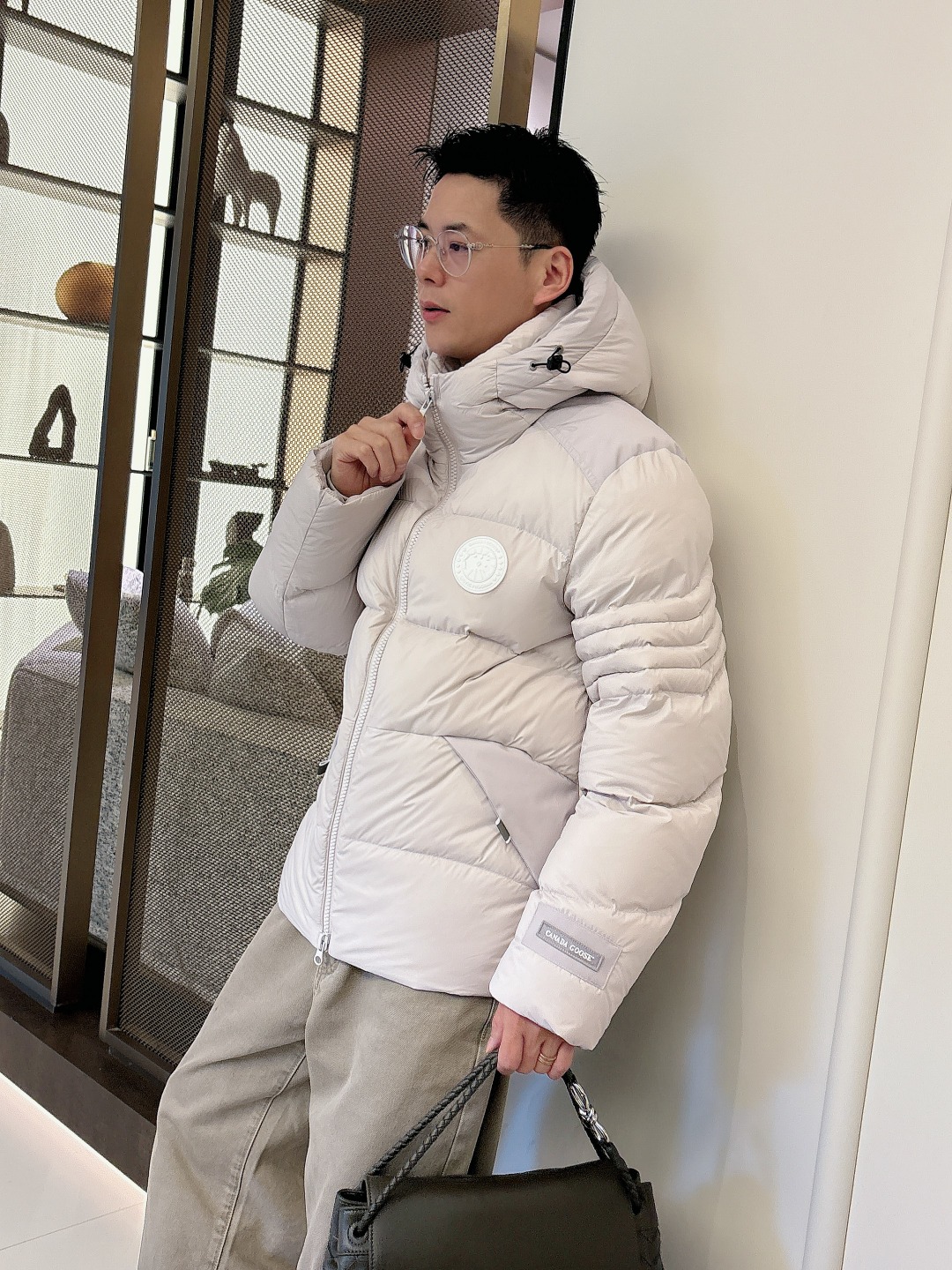 Canada Goose(加拿大鹅) FW2025新款羽绒服。连帽设计，男女同款，时尚感满满。采用定制面