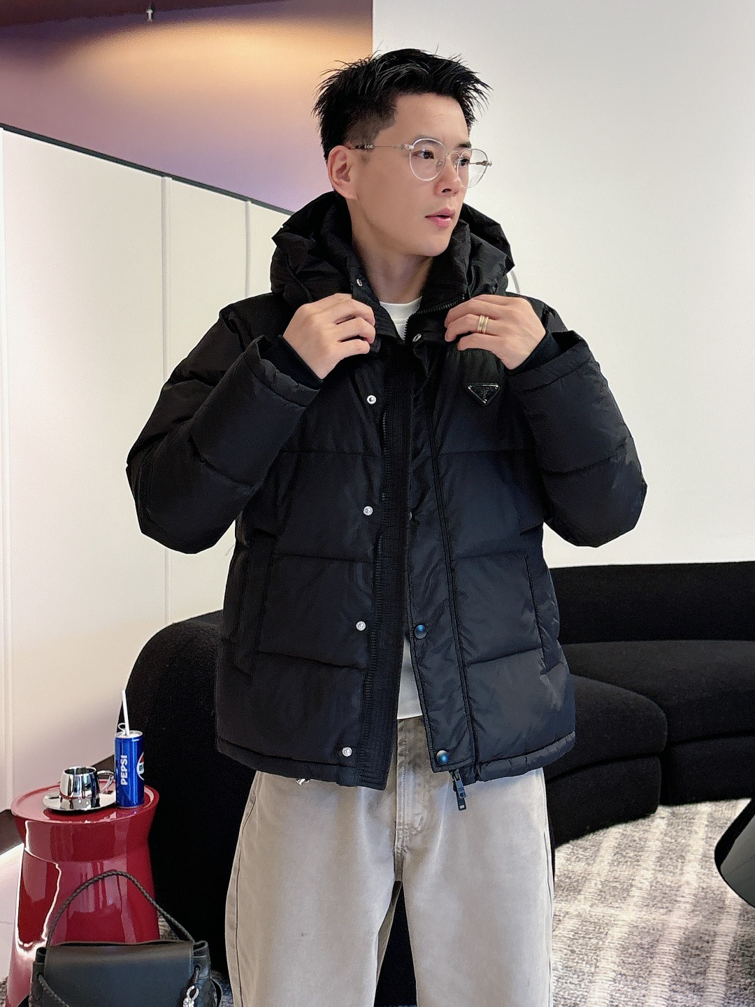 Prada&普拉达FW2025秋冬新款羽绒服。柜子在售款，一件难求。采用定制防风防雨面料，抗皱立挺有型，
