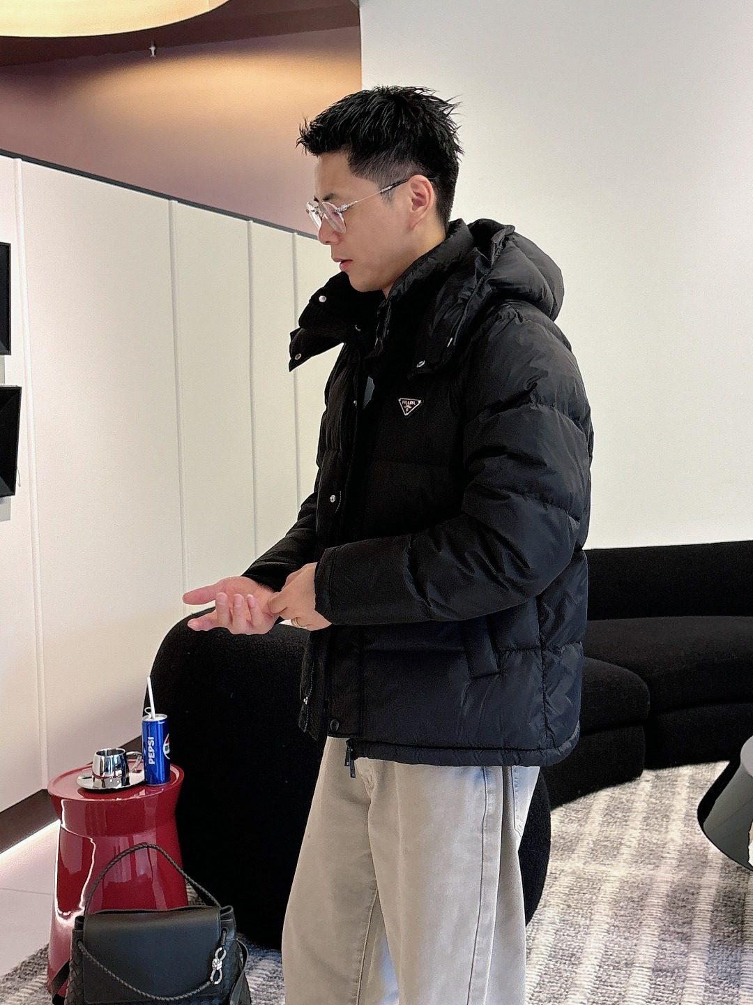 Prada&普拉达FW2025秋冬新款羽绒服。柜子在售款，一件难求。采用定制防风防雨面料，抗皱立挺有型，