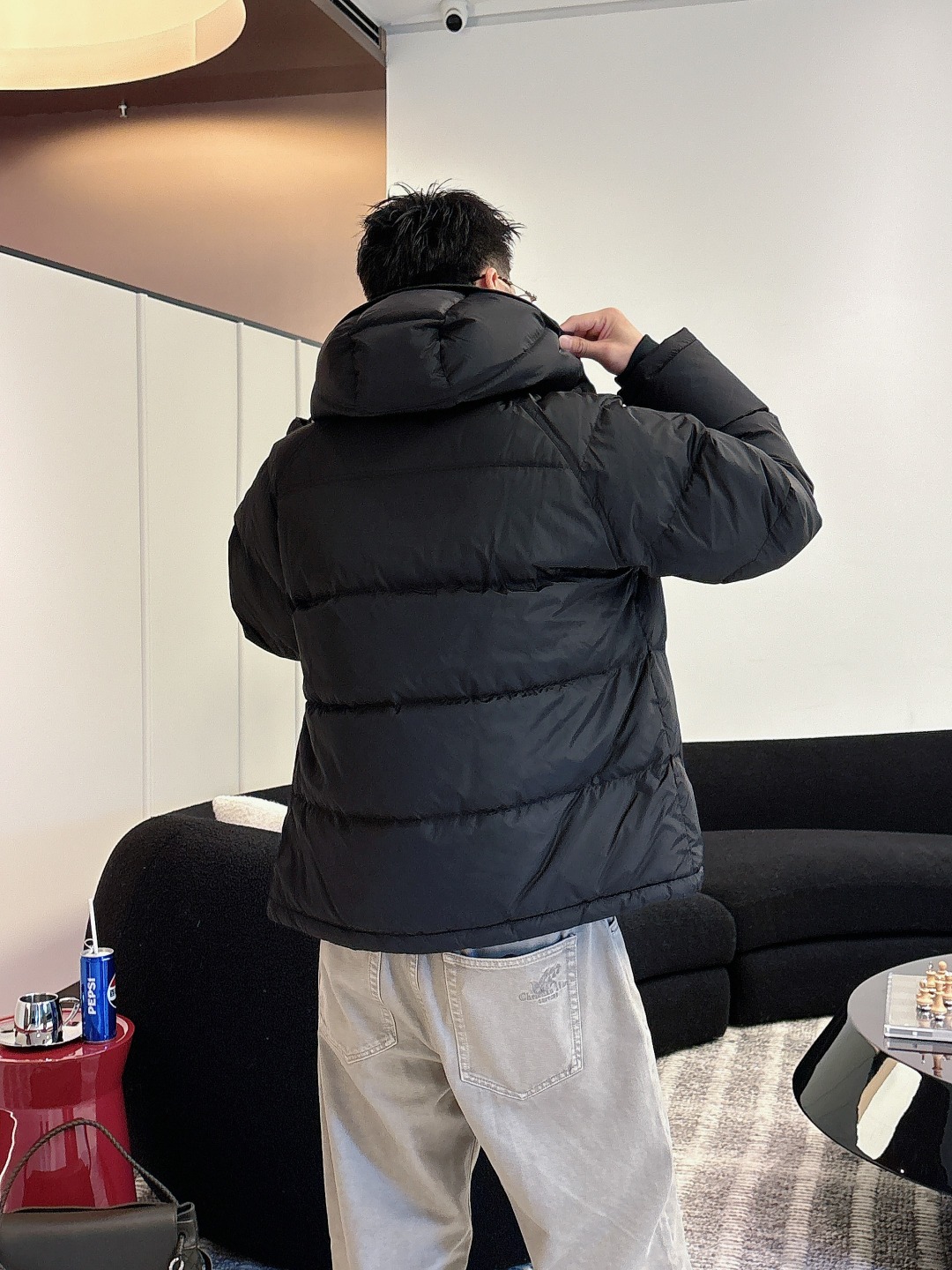 Prada&普拉达FW2025秋冬新款羽绒服。柜子在售款，一件难求。采用定制防风防雨面料，抗皱立挺有型，