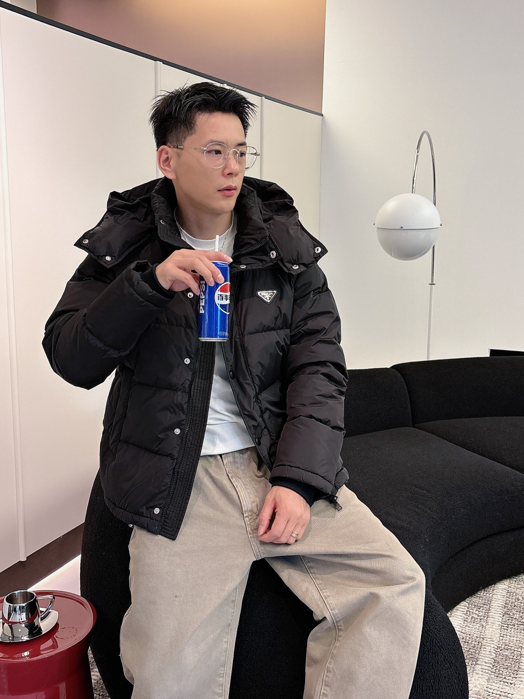 Prada&普拉达FW2025秋冬新款羽绒服。柜子在售款，一件难求。采用定制防风防雨面料，抗皱立挺有型，