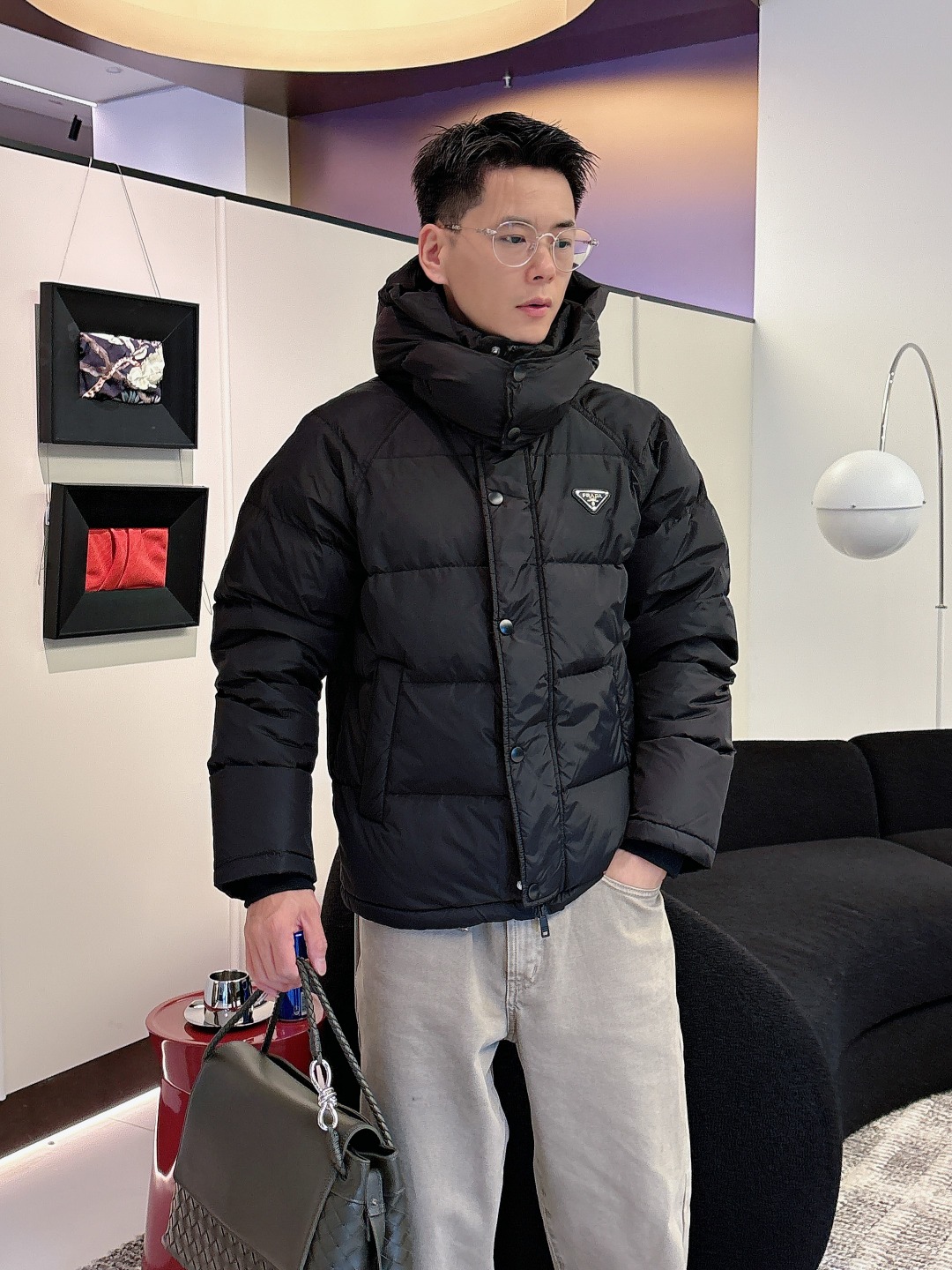 Prada&普拉达FW2025秋冬新款羽绒服。柜子在售款，一件难求。采用定制防风防雨面料，抗皱立挺有型，