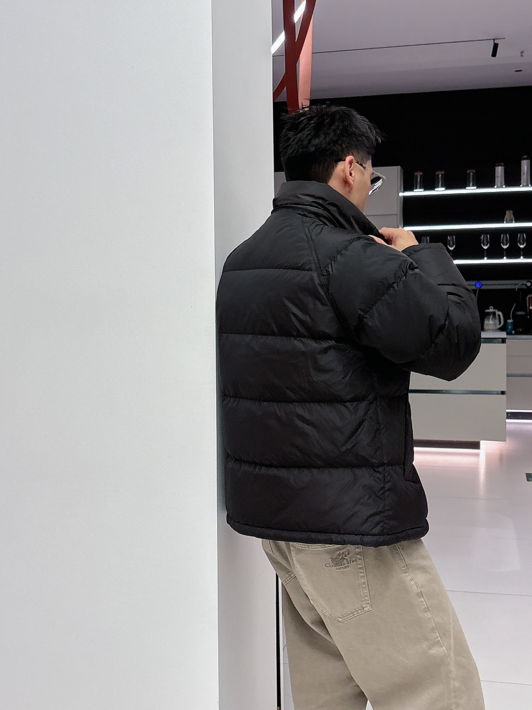 Prada&普拉达FW2025秋冬新款羽绒服。柜子在售款，一件难求。采用定制防风防雨面料，抗皱立挺有型，