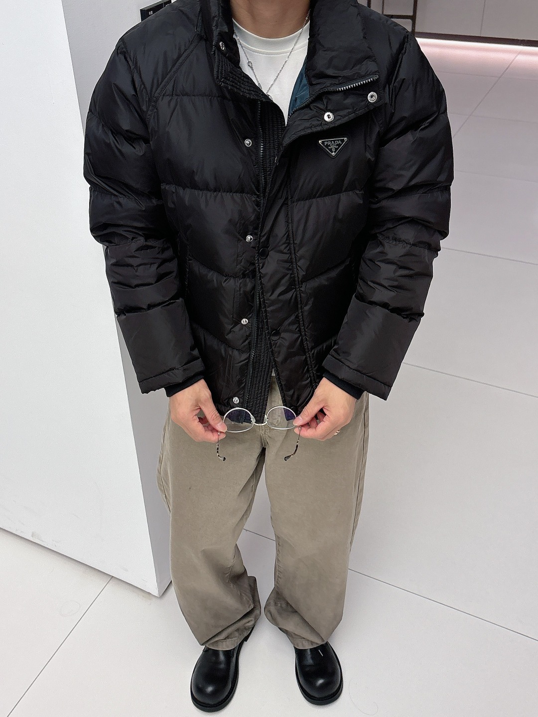 Prada&普拉达FW2025秋冬新款羽绒服。柜子在售款，一件难求。采用定制防风防雨面料，抗皱立挺有型，