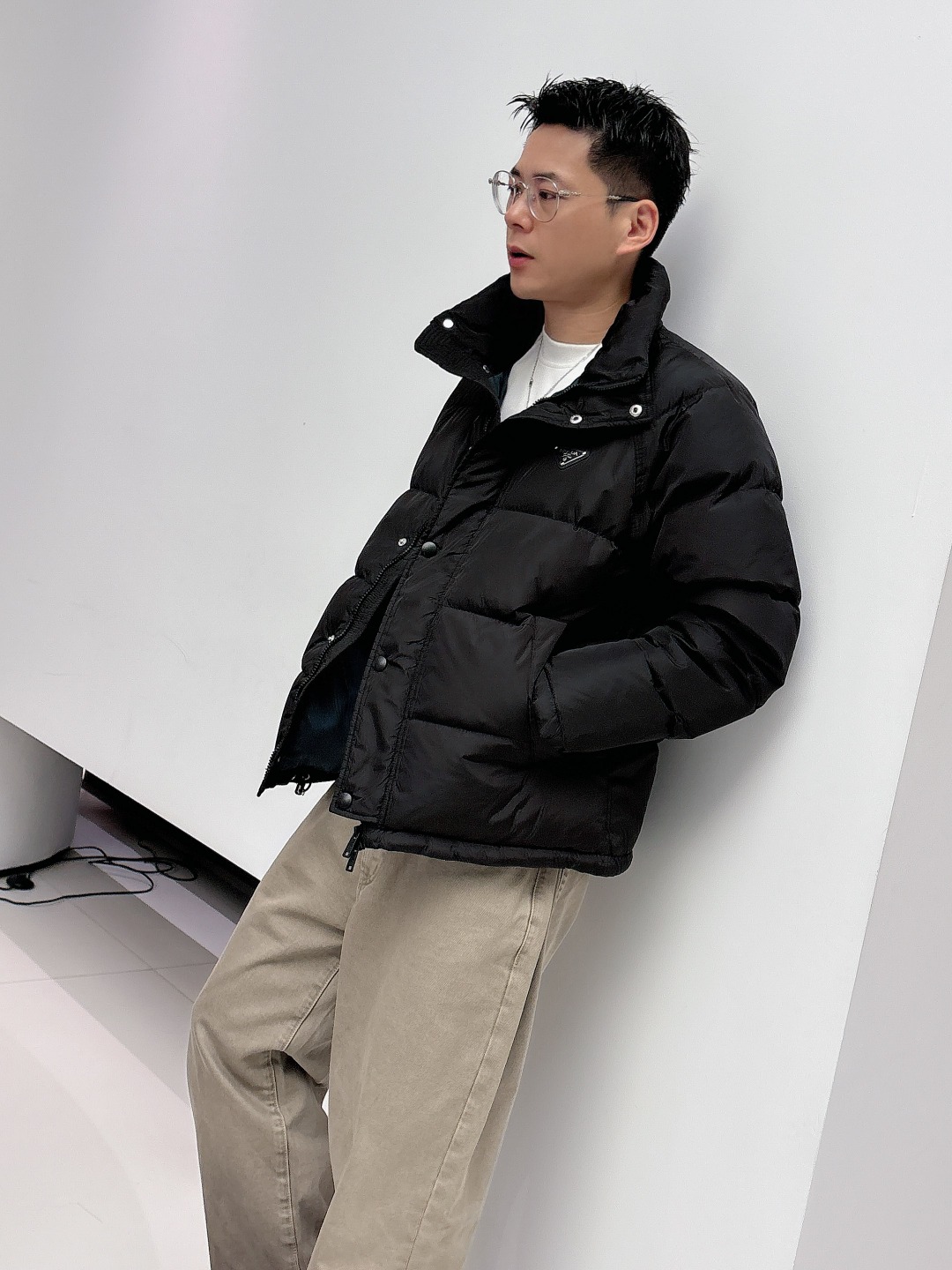 Prada&普拉达FW2025秋冬新款羽绒服。柜子在售款，一件难求。采用定制防风防雨面料，抗皱立挺有型，