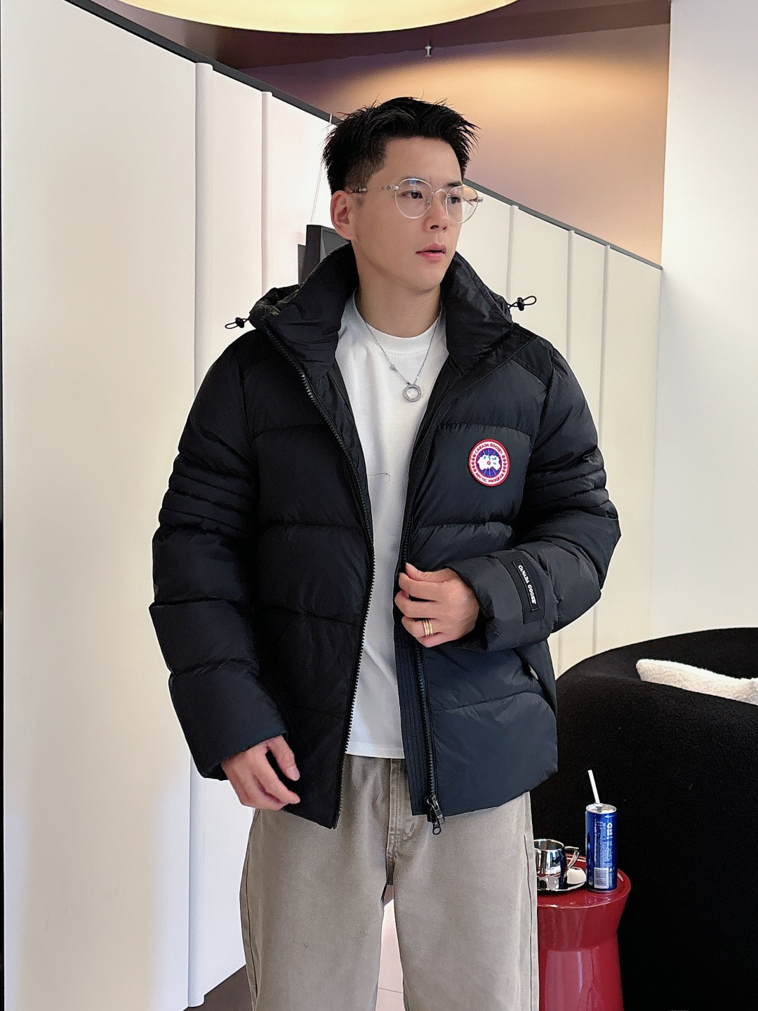 Canada Goose(加拿大鹅) FW2025新款羽绒服。连帽设计，男女同款，时尚感满满。采用定制面