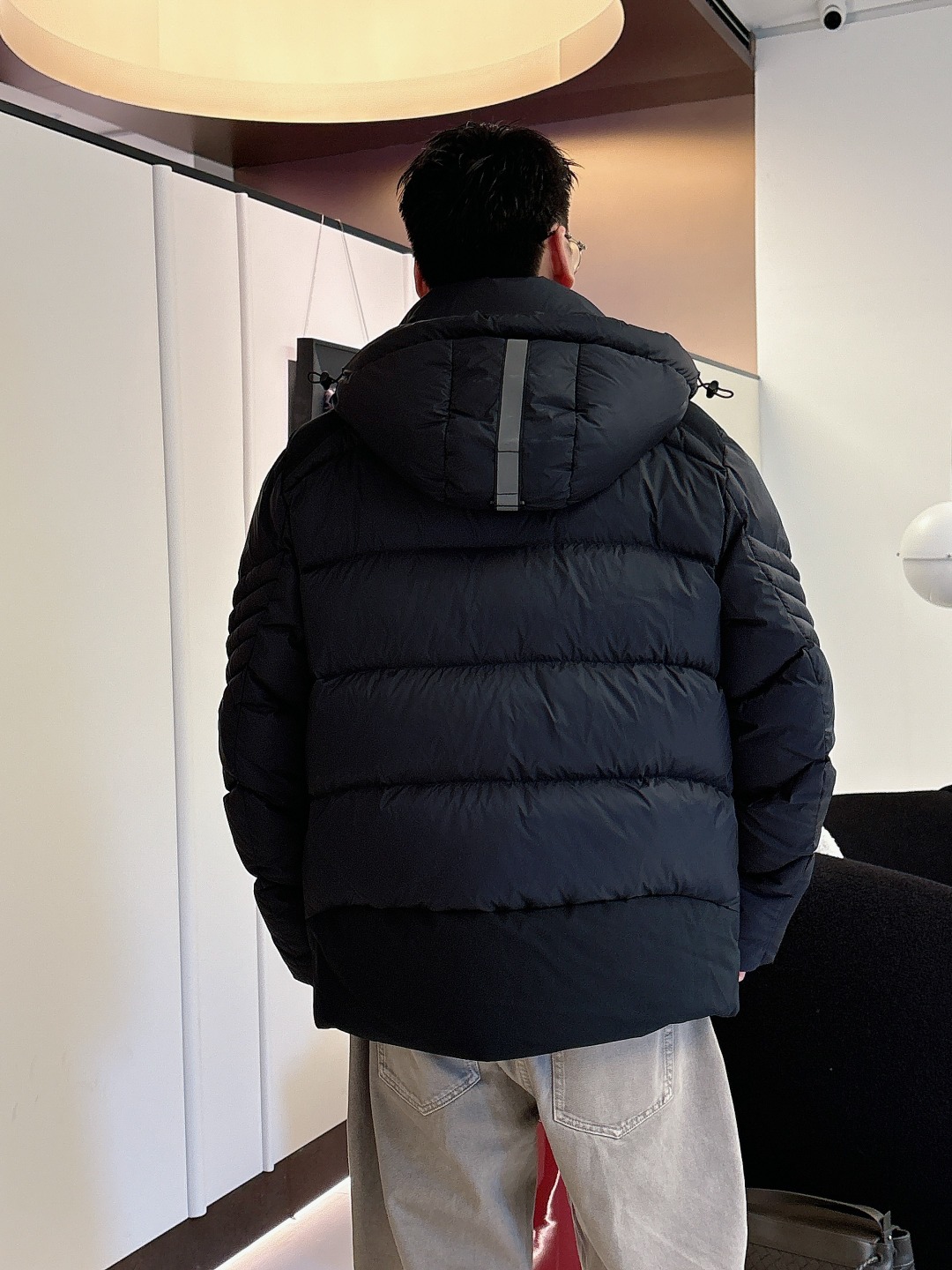 Canada Goose(加拿大鹅) FW2025新款羽绒服。连帽设计，男女同款，时尚感满满。采用定制面