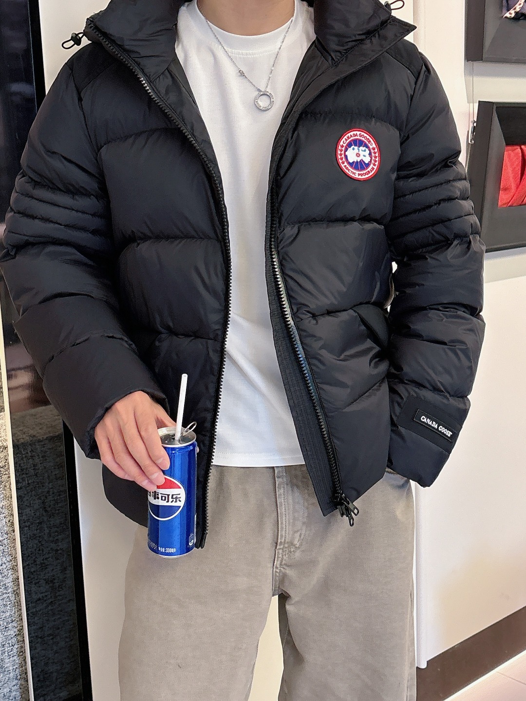 Canada Goose(加拿大鹅) FW2025新款羽绒服。连帽设计，男女同款，时尚感满满。采用定制面