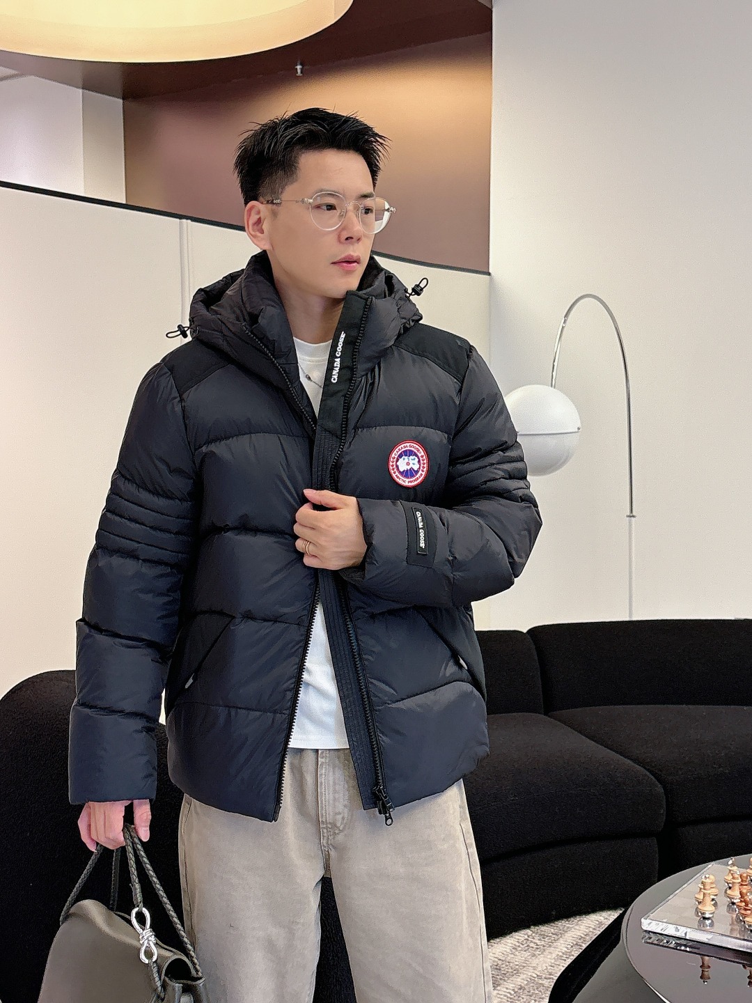 Canada Goose(加拿大鹅) FW2025新款羽绒服。连帽设计，男女同款，时尚感满满。采用定制面