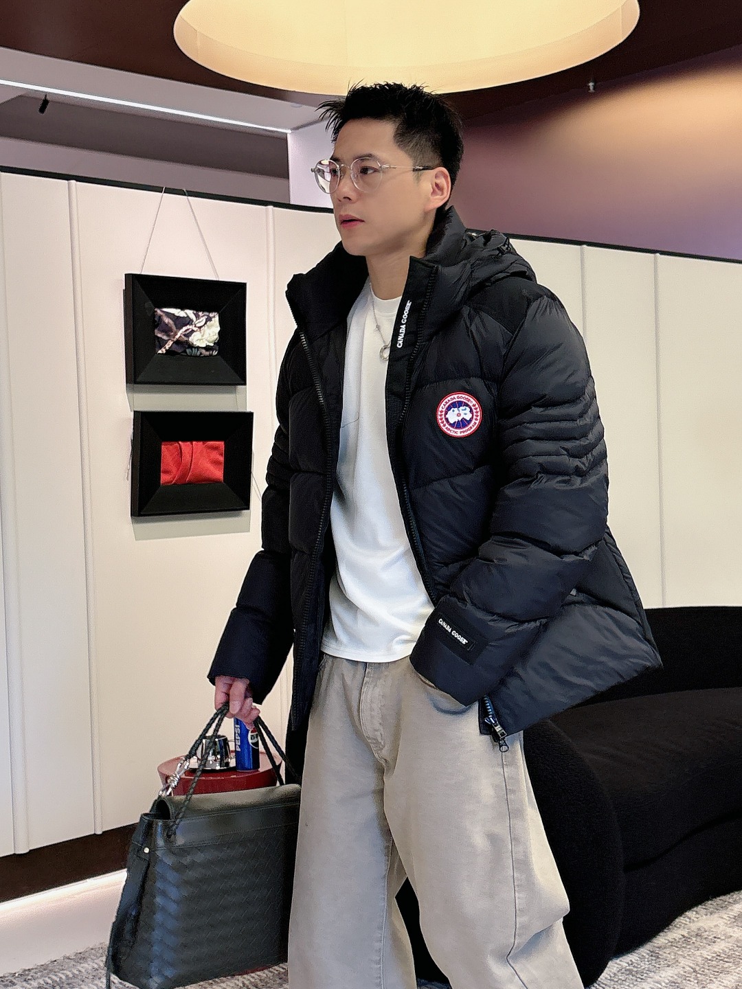 Canada Goose(加拿大鹅) FW2025新款羽绒服。连帽设计，男女同款，时尚感满满。采用定制面