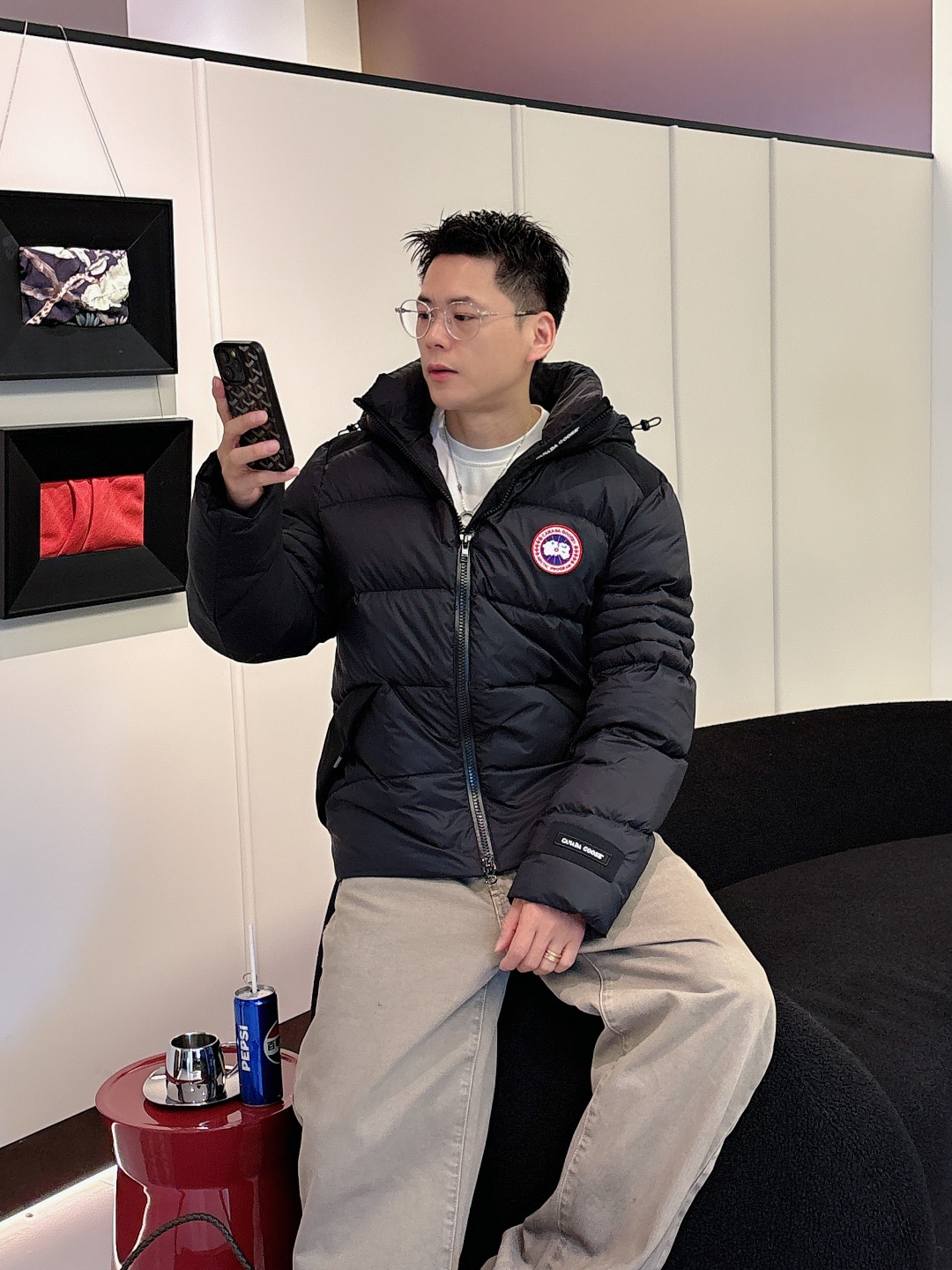 Canada Goose(加拿大鹅) FW2025新款羽绒服。连帽设计，男女同款，时尚感满满。采用定制面