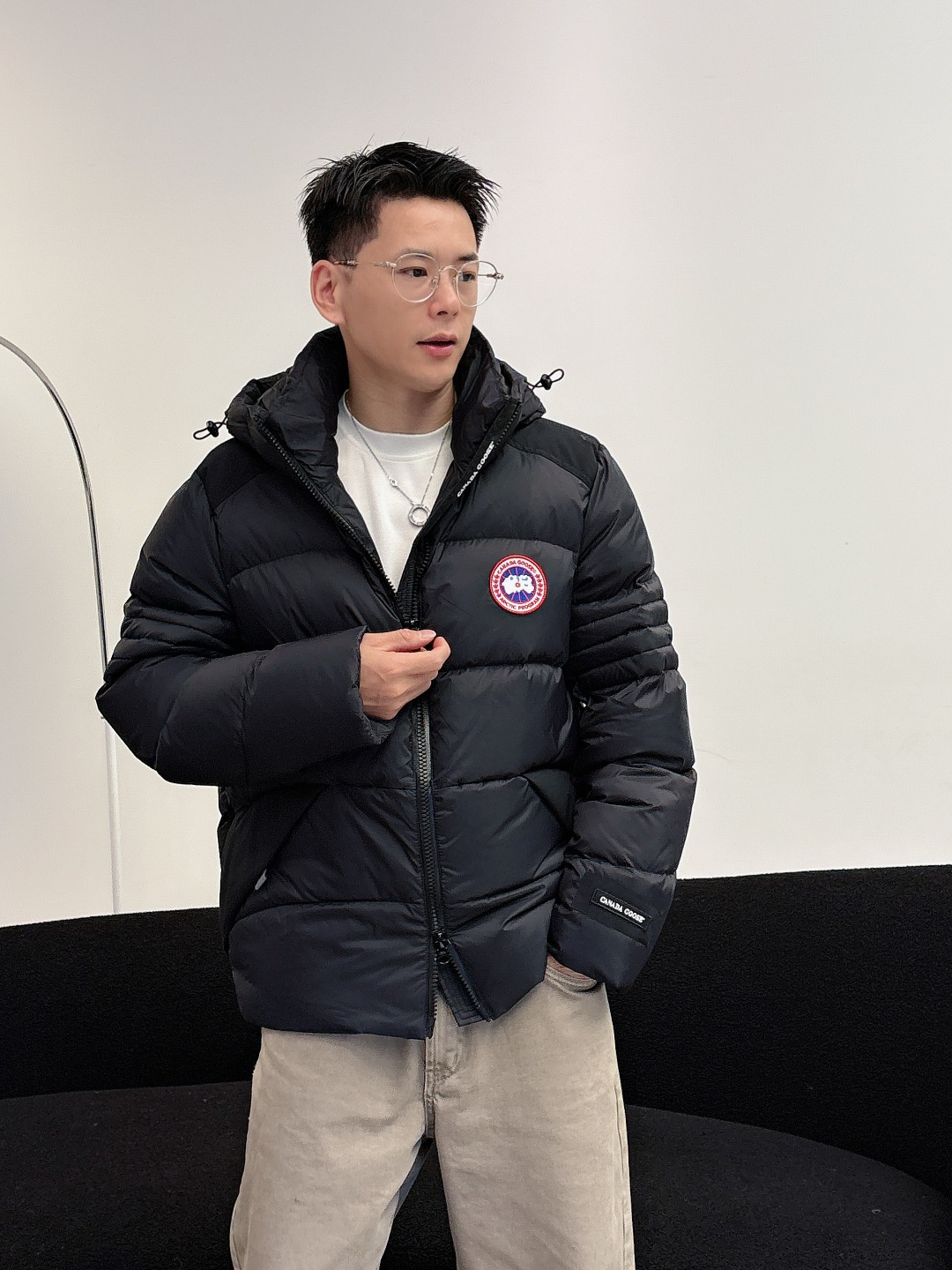 Canada Goose(加拿大鹅) FW2025新款羽绒服。连帽设计，男女同款，时尚感满满。采用定制面
