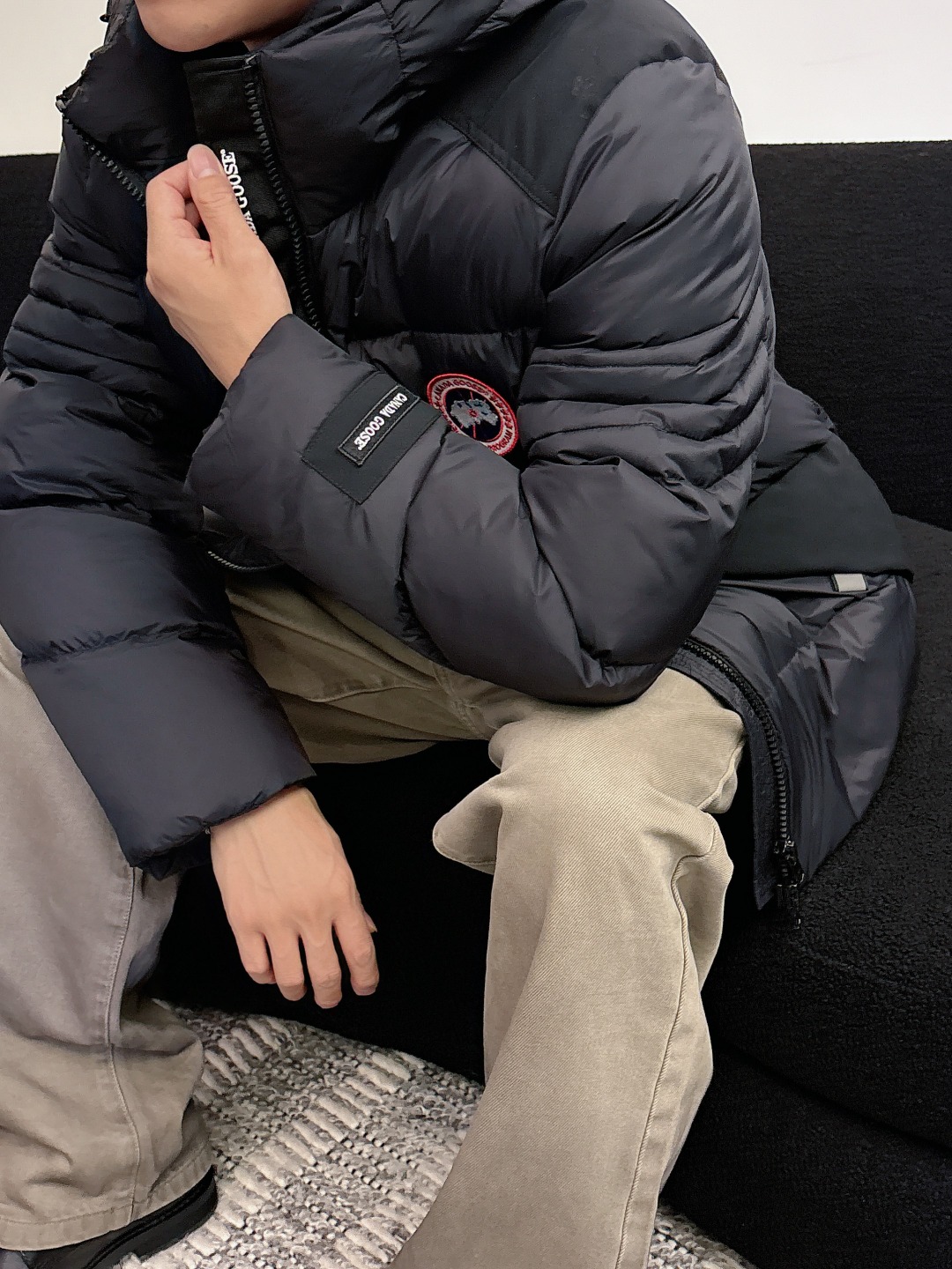 Canada Goose(加拿大鹅) FW2025新款羽绒服。连帽设计，男女同款，时尚感满满。采用定制面