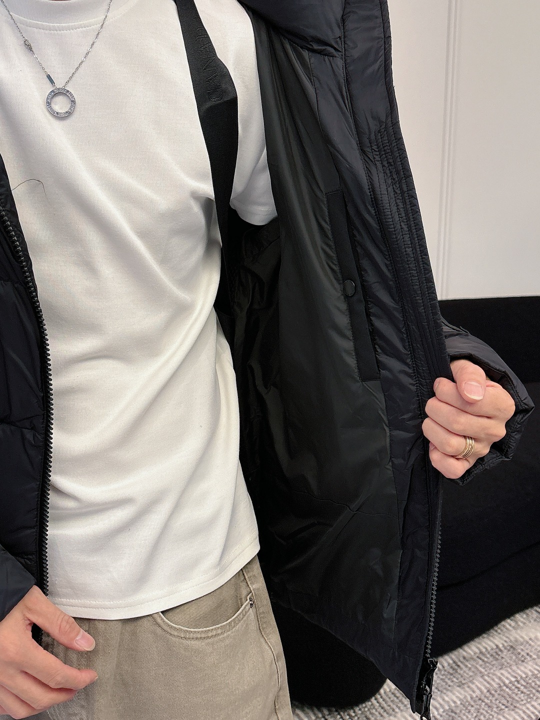 Canada Goose(加拿大鹅) FW2025新款羽绒服。连帽设计，男女同款，时尚感满满。采用定制面