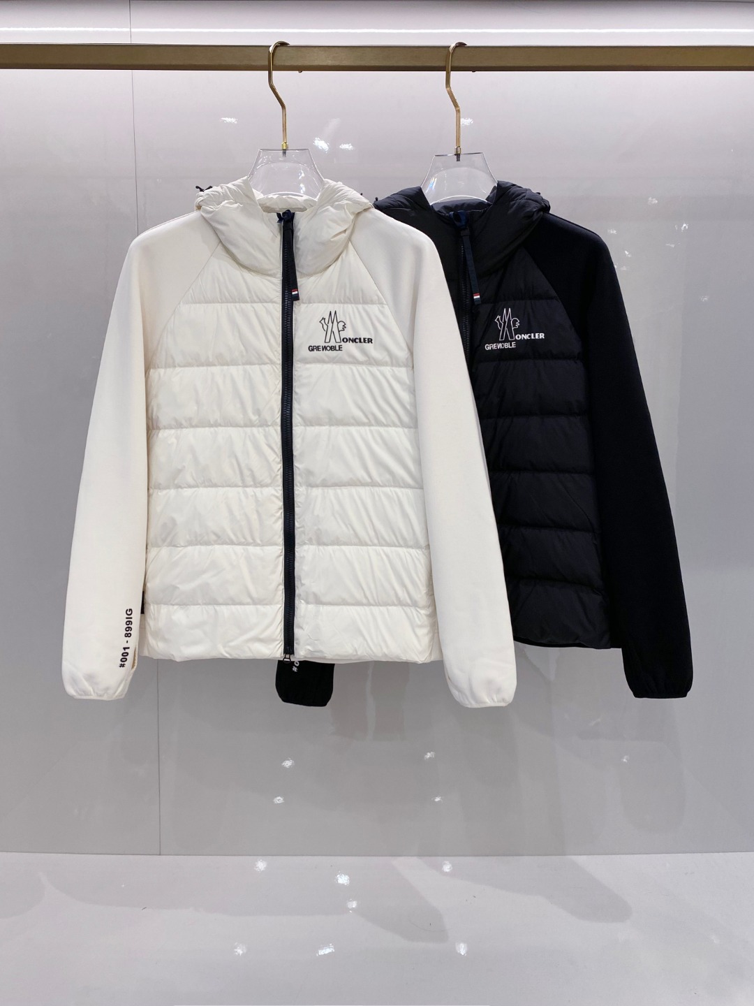 Moncler 蒙口 FW2025新款连帽拼羽绒夹克外套。经典款，一件难求。采用原版定制面料，正身充90