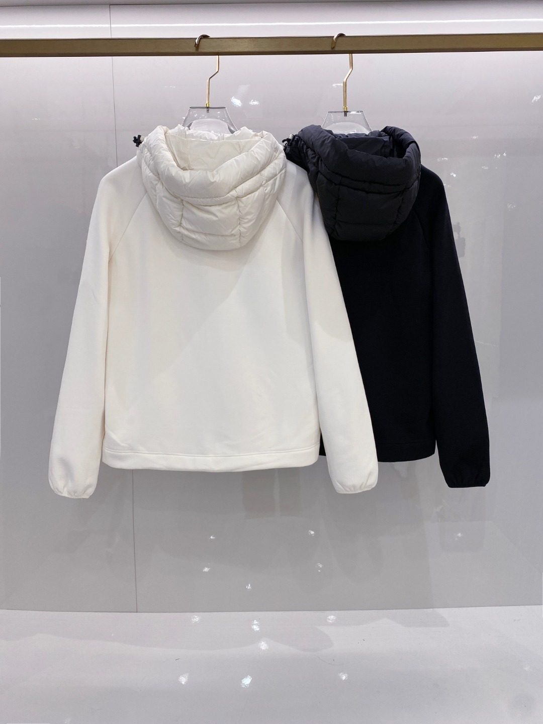 Moncler 蒙口 FW2025新款连帽拼羽绒夹克外套。经典款，一件难求。采用原版定制面料，正身充90