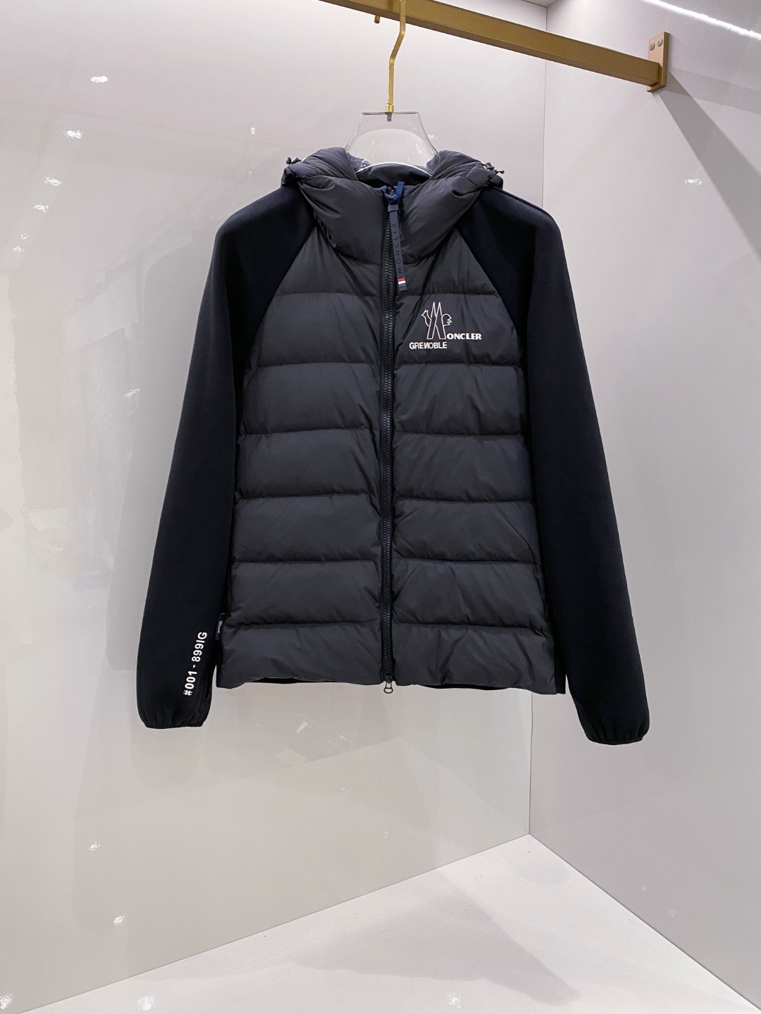 Moncler 蒙口 FW2025新款连帽拼羽绒夹克外套。经典款，一件难求。采用原版定制面料，正身充90